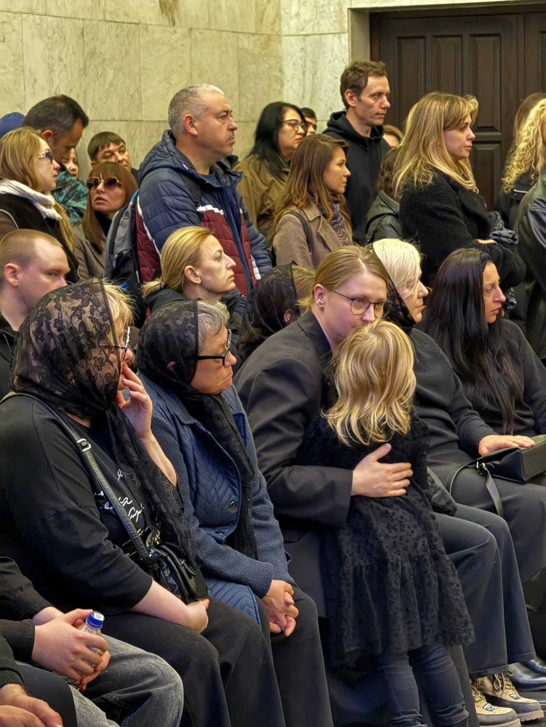 Мама и жена Романа Попова. Фото: Super