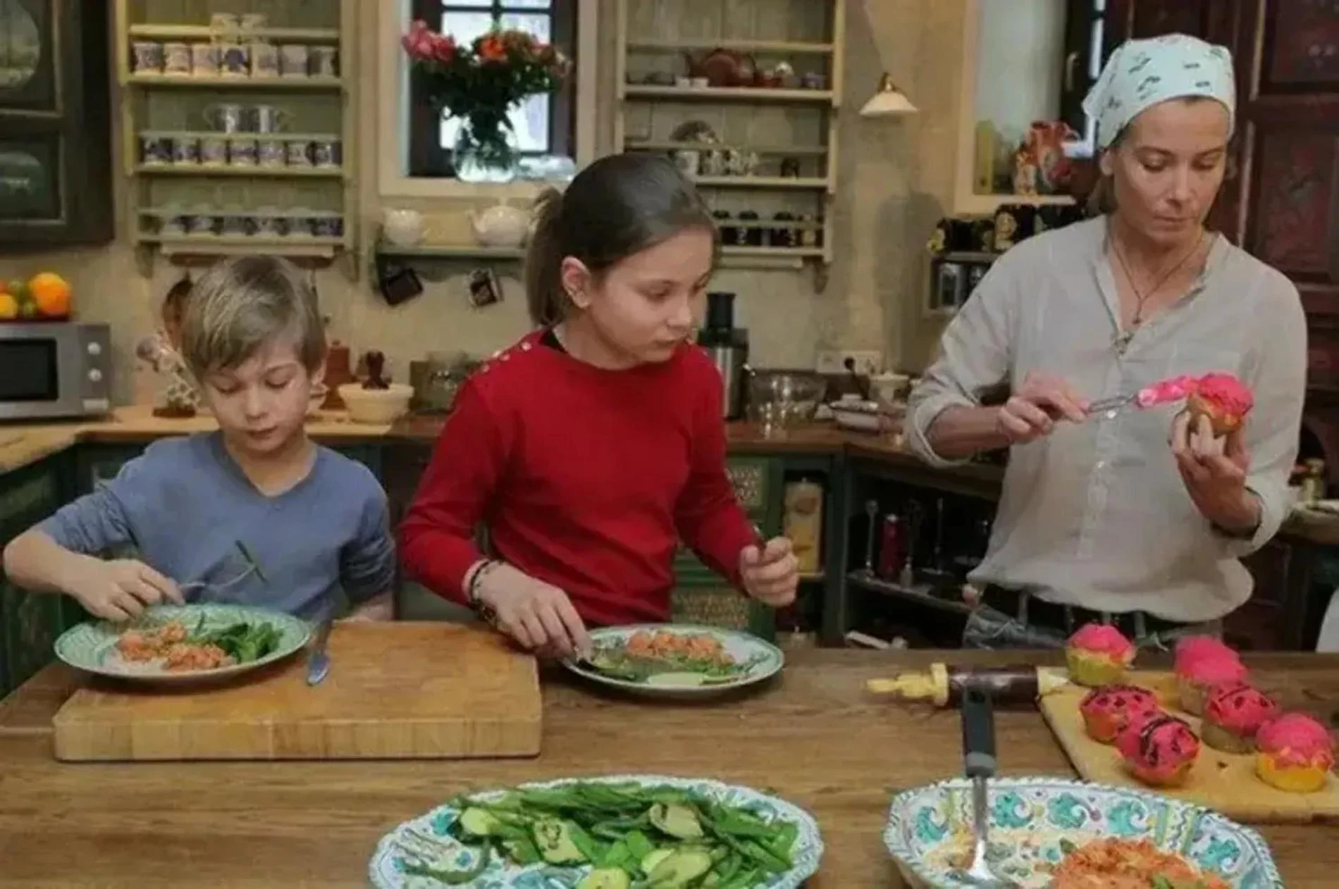 Юлия Высоцкая с детьми. Фото: "Едим дома"