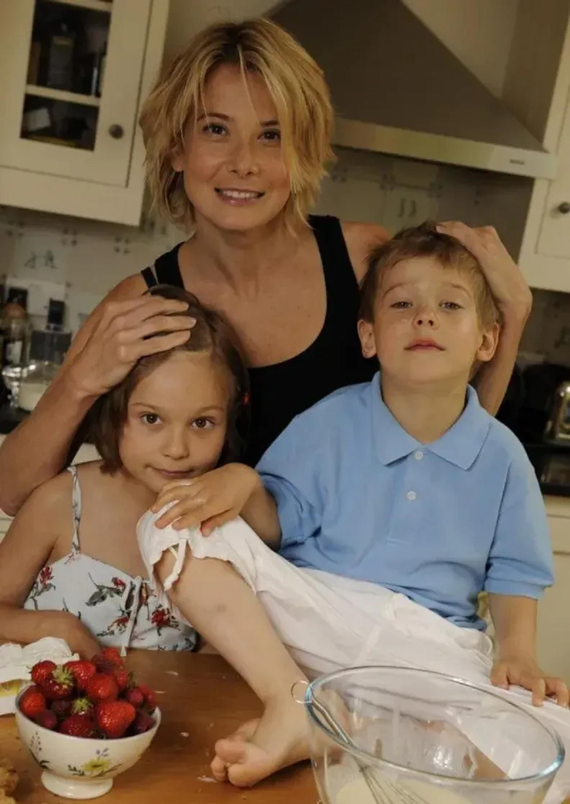 Юлия Высоцкая с детьми. Фото: ТГ-канал vysotskayaofficial