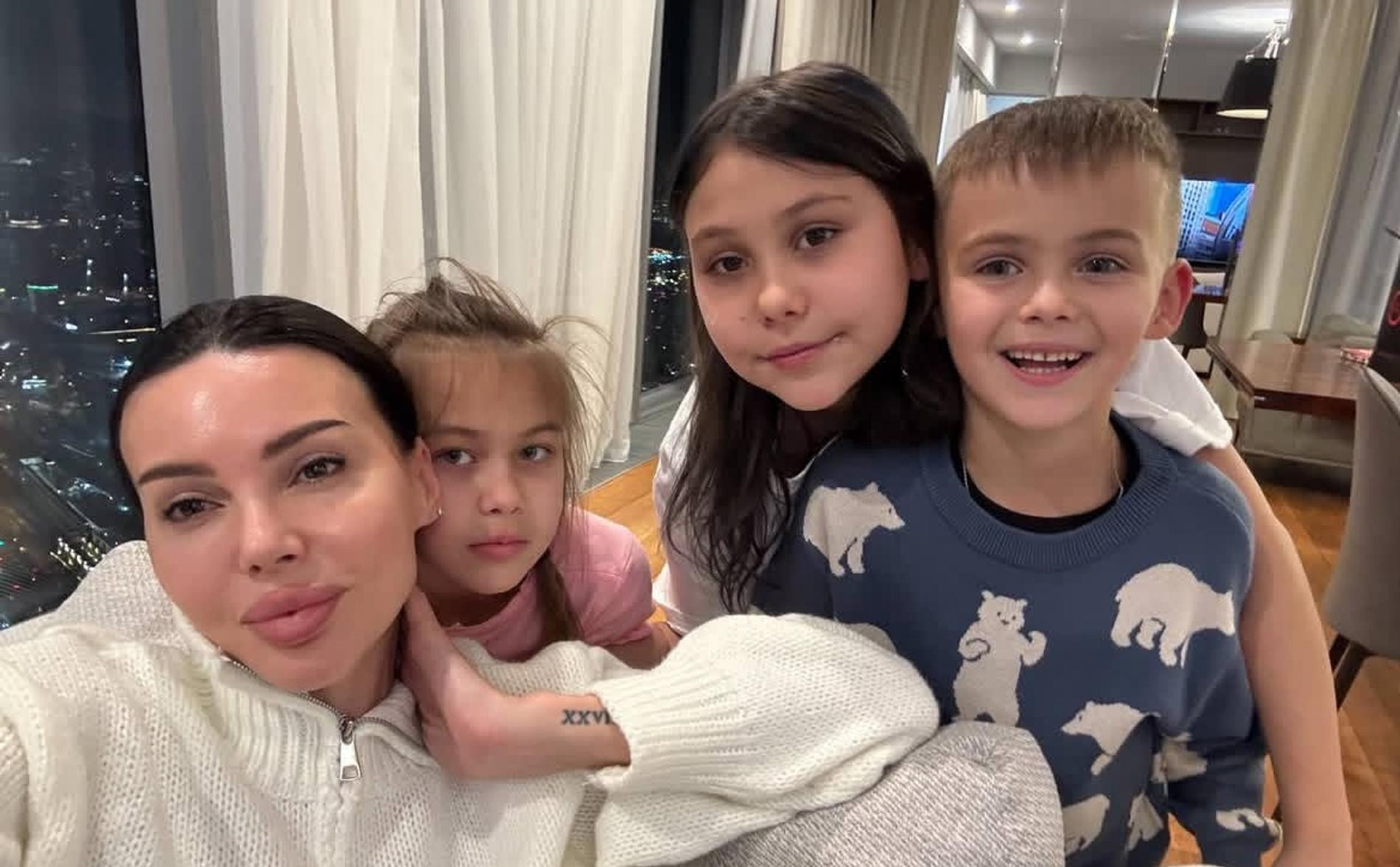 Оксана Самойлова с детьми. Фото: Инстаграм (запрещён в РФ) @samoylovaoxana