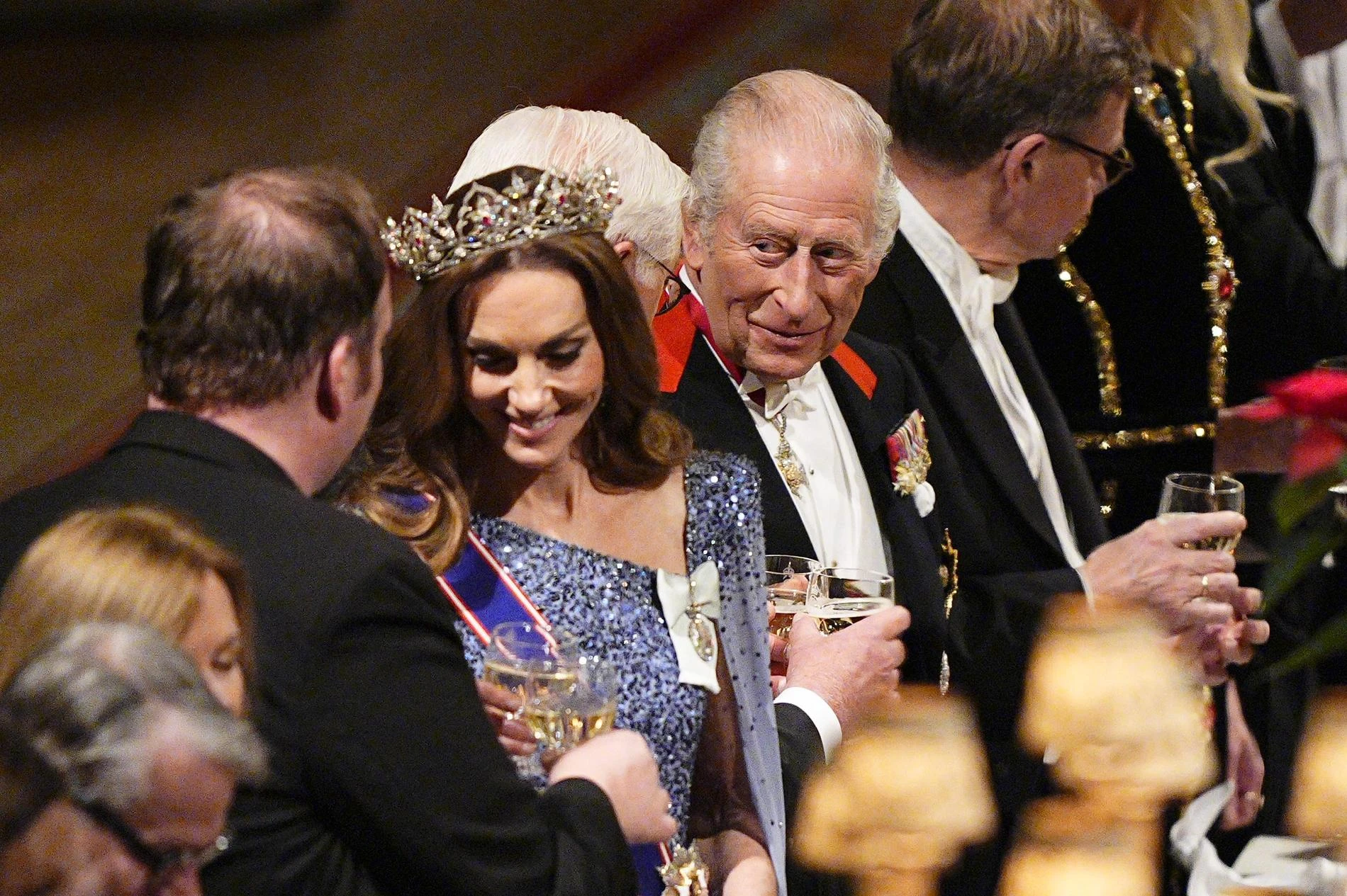 Кейт Миддлтон в окружении королевской семьи. Фото: Getty Images