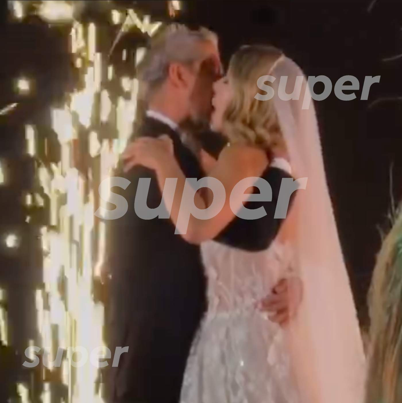 Поцелуй молодых. Фото: Super