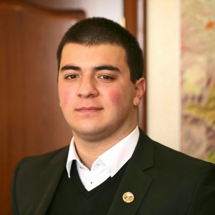 Младший сын главы Северной Осетии Хетаг Битаров. Фото: Google+