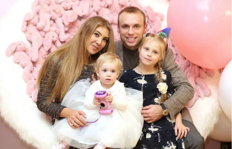 Денис Глушаков с супругой Дарьей и дочерьми — Валерией и Александрой. Фото: Социальные сети