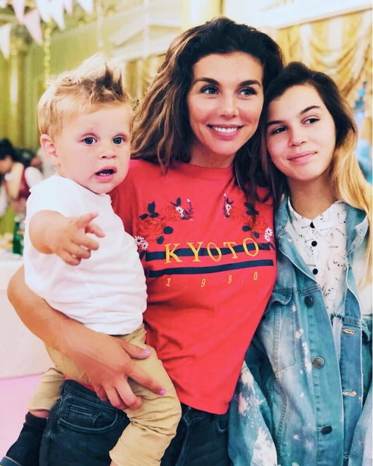Анна с сыном Гектором и дочерью Алиной. Фото: Instagram @annasedokova