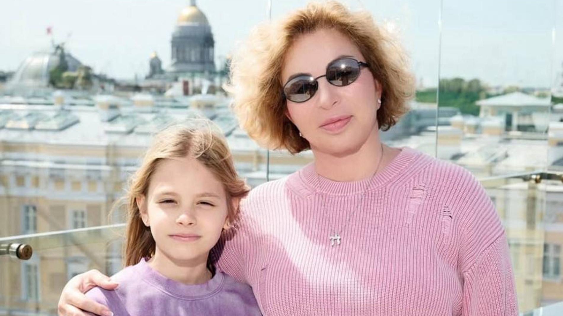 Симона Юнусова — мать Тимати, Алиса Юнусова — дочь Тимати и Алёны Шишковой. Фото: Instagram (запрещён в РФ) @simona280