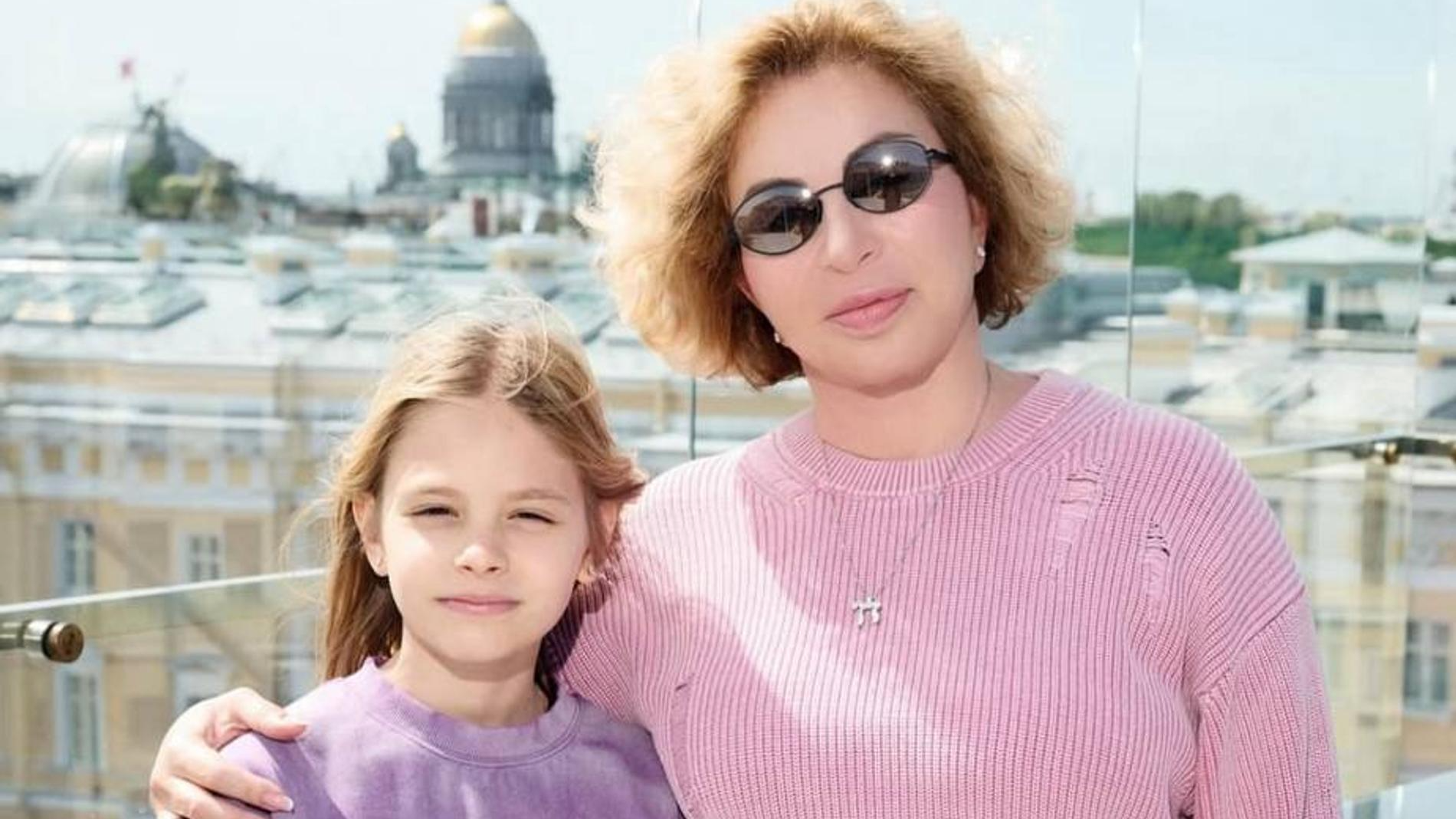 Симона Юнусова — мать Тимати, Алиса Юнусова — дочь Тимати и Алёны Шишковой. Фото: Instagram (запрещён в РФ) @simona280 