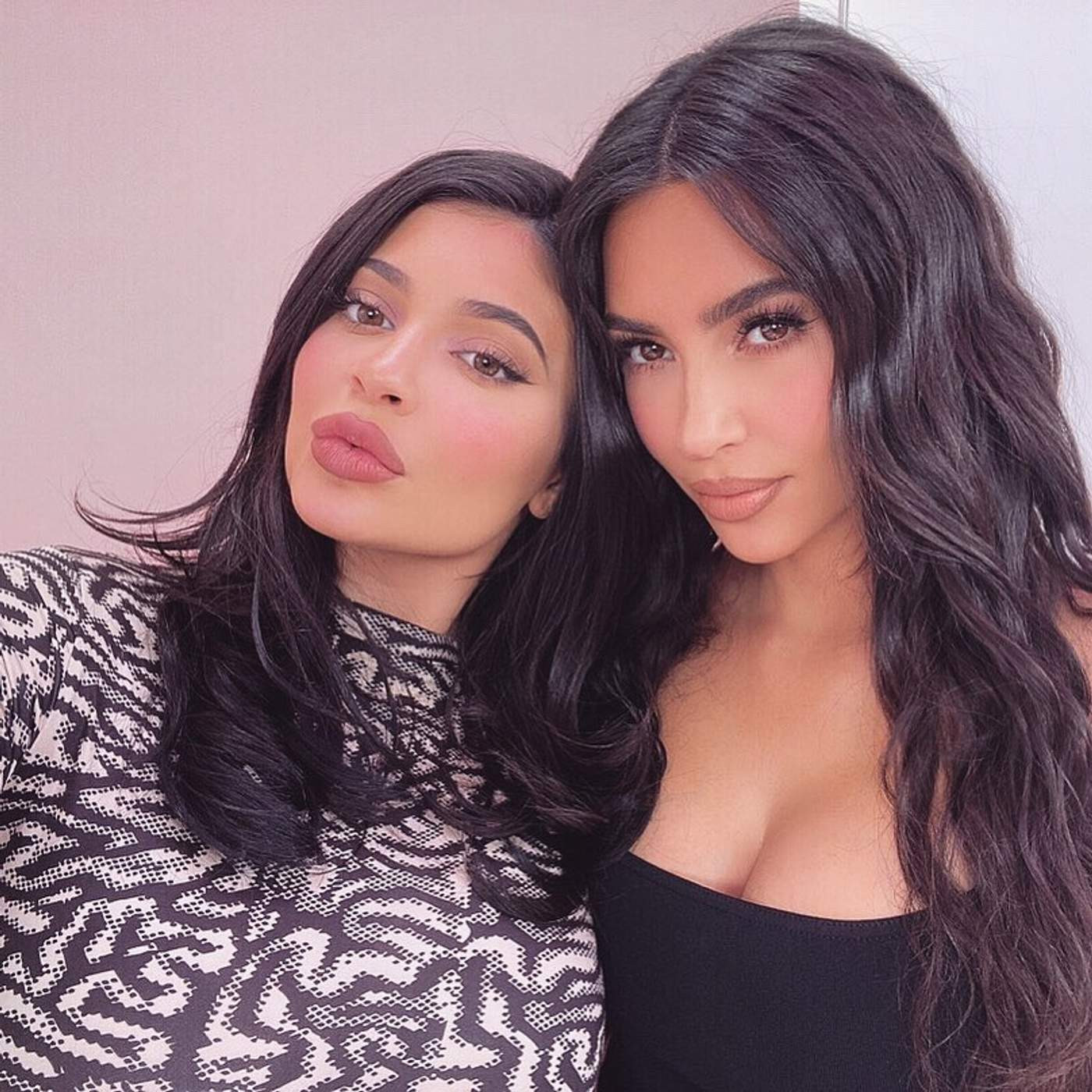 Кайли Дженнер и Ким Кардашьян 
Фото Instagram @kimkardashian