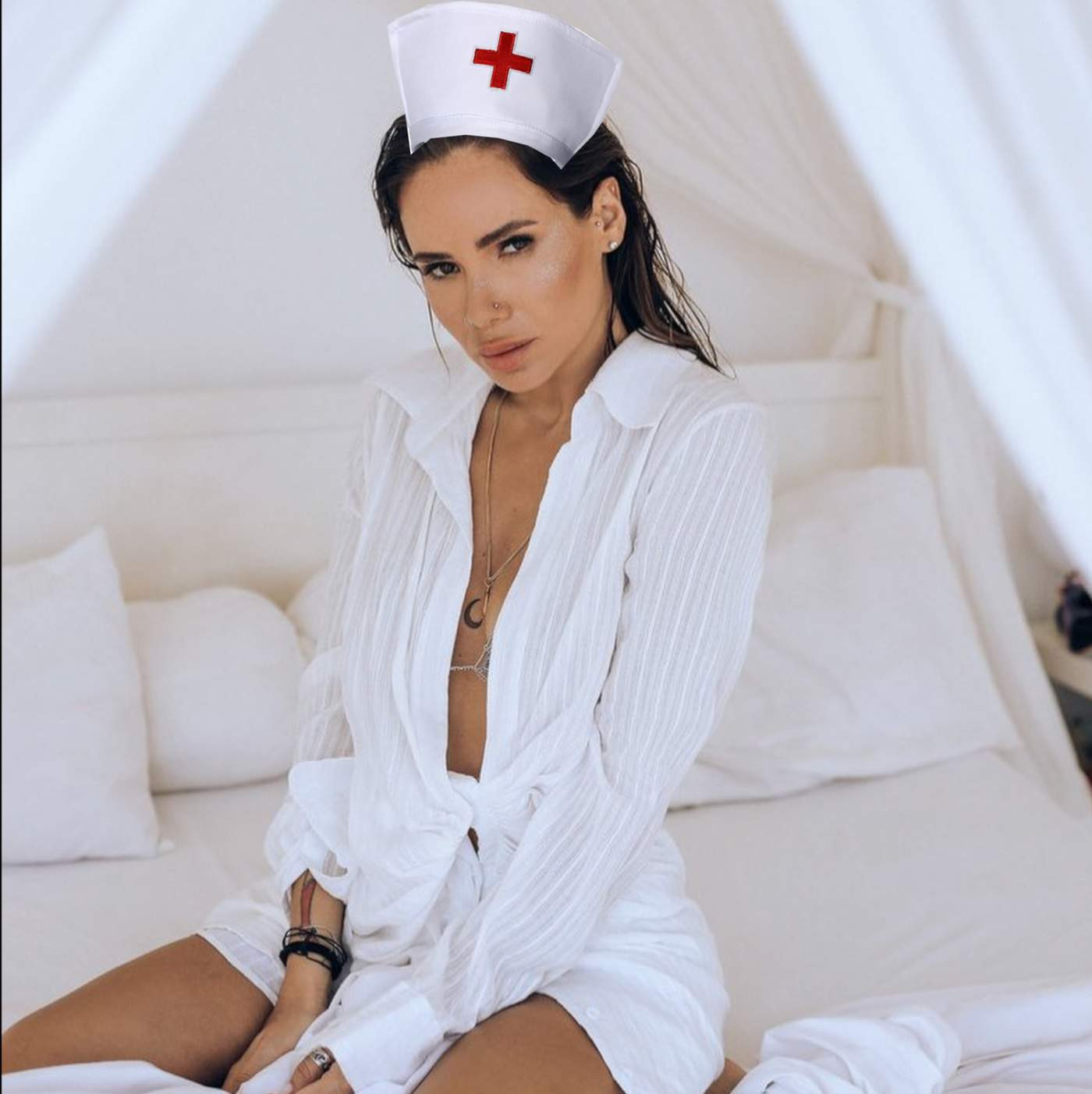 Айза — медсестра