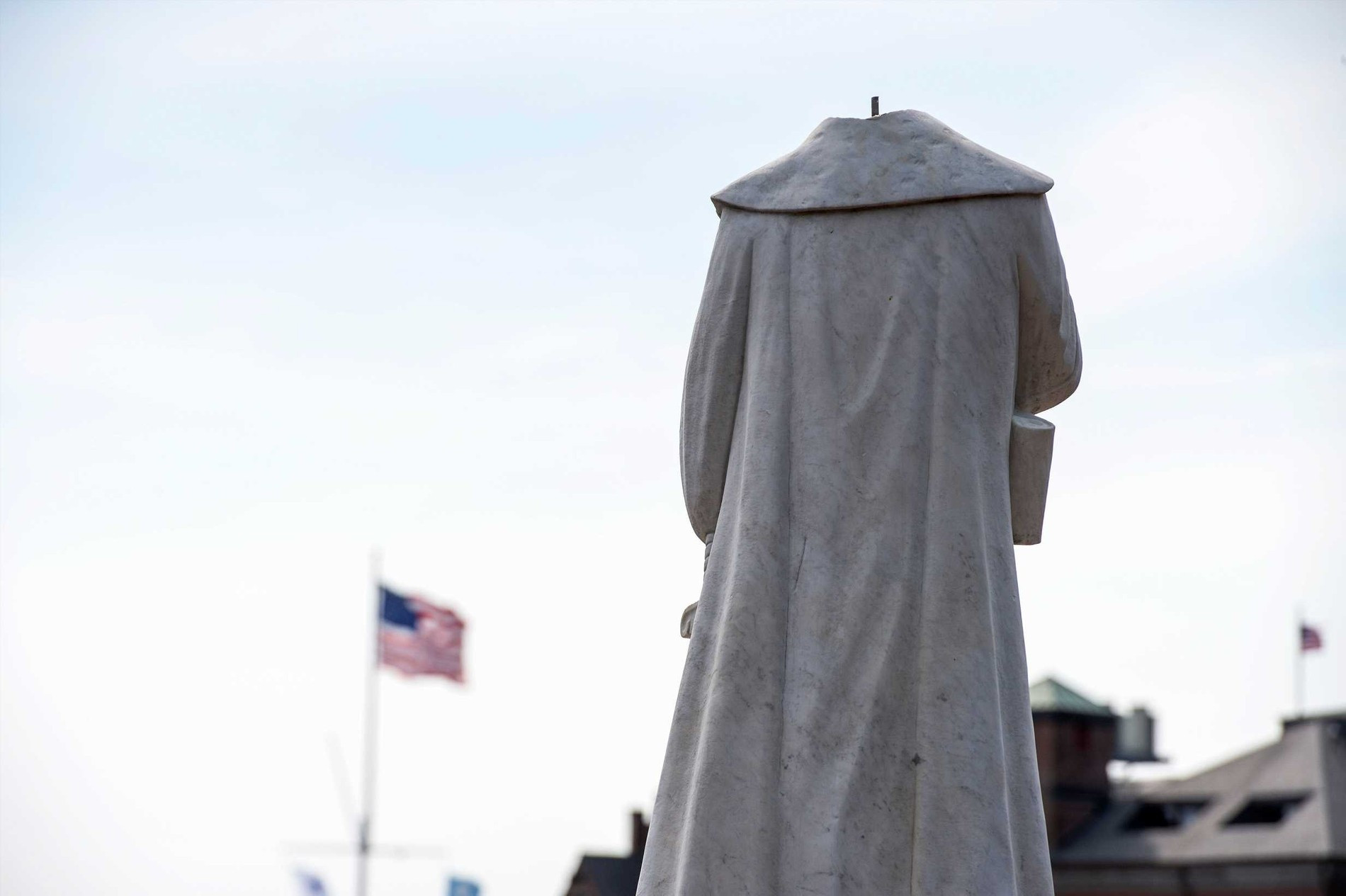 Обезглавленный памятник Христофору Колумбу, Бостон. Фото @ CNN