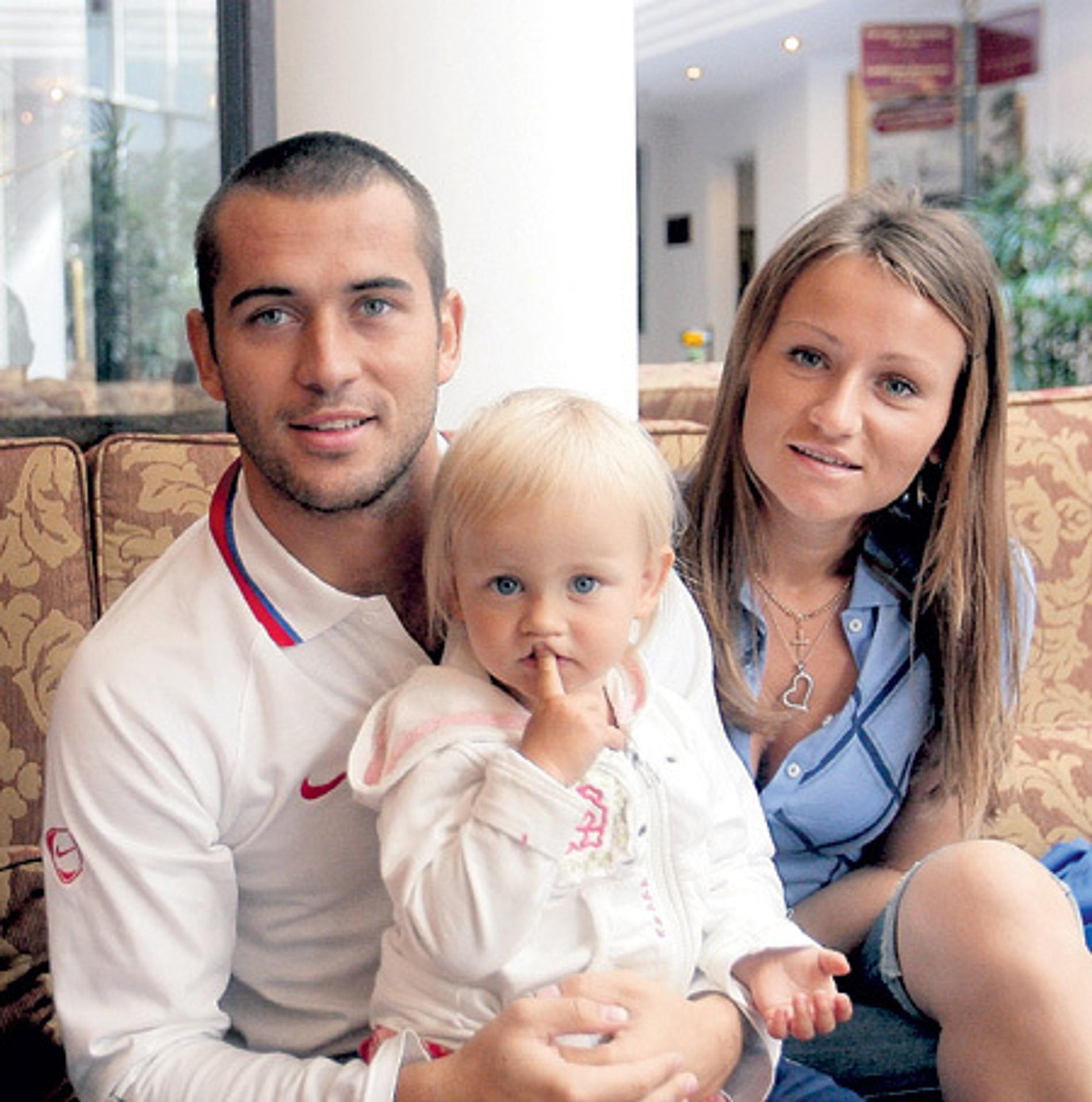 Александр Кержаков и Мария Голова с дочерью Дарьей
Фото: Life