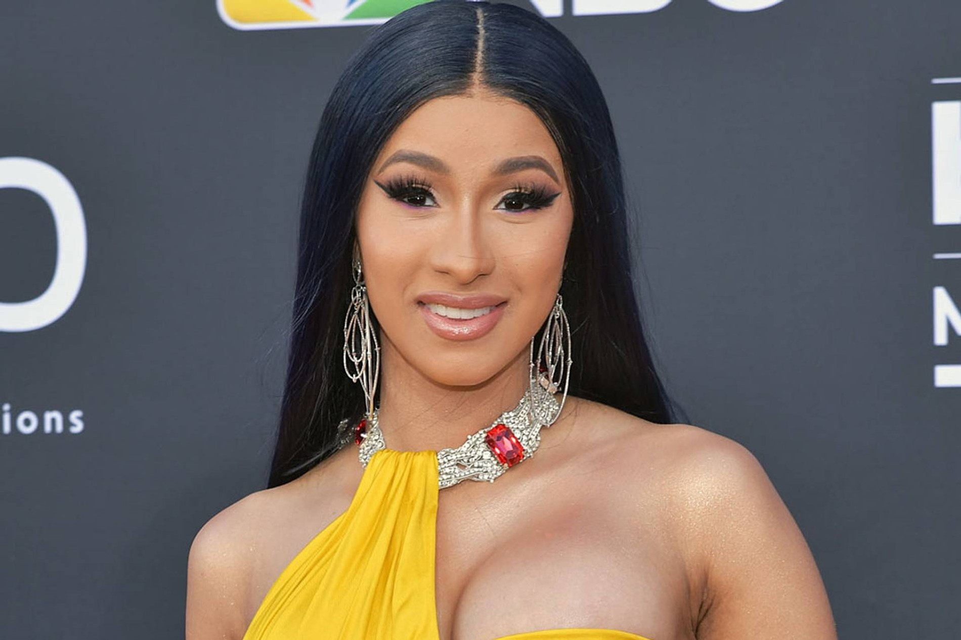 На Cardi B и ее сестру-лесбиянку подали в суд: девушки плевались в  сторонников Трампа