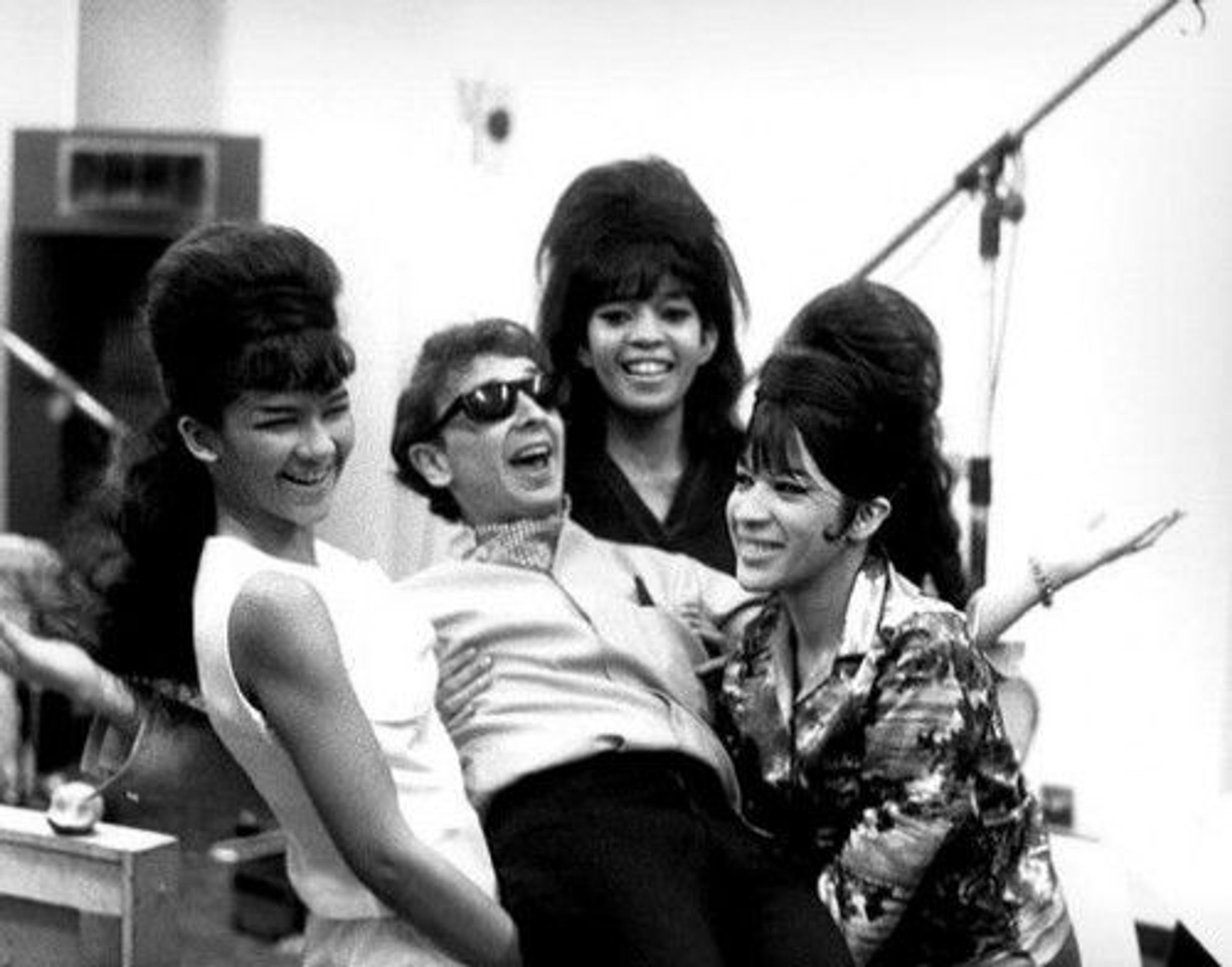  Фил Спектор и группа Ronettes. Фото: LA Times