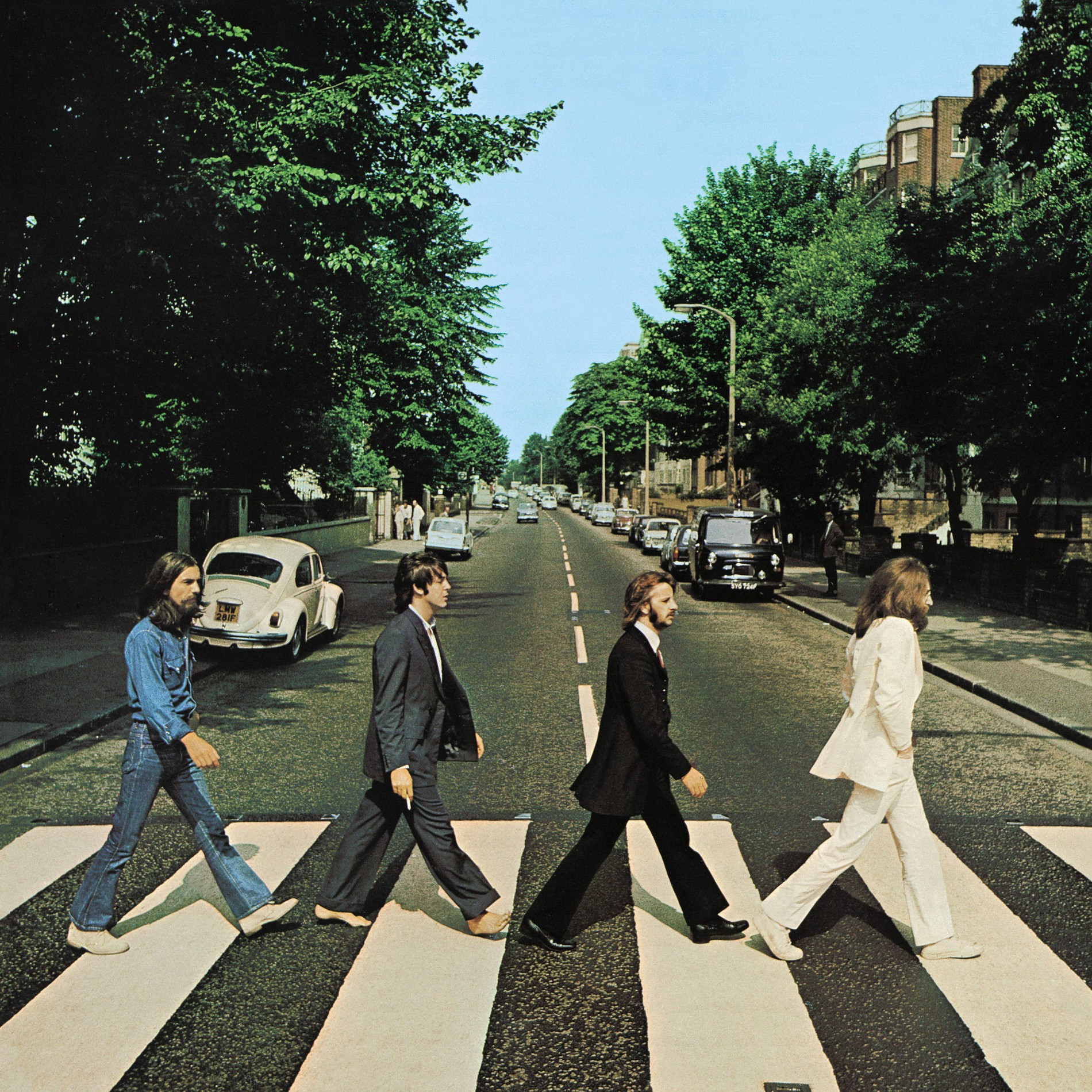 Музыканты The Beatles демонстрируют, как надо переходить дорогу, на обложке альбома Abbey Road