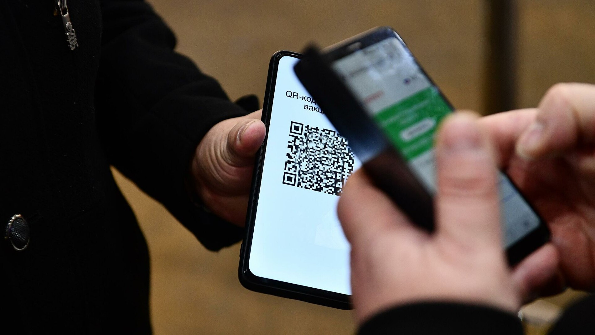 В Москве готовят законопроект о введении обязательных QR-кодов в кафе,  магазинах и метро