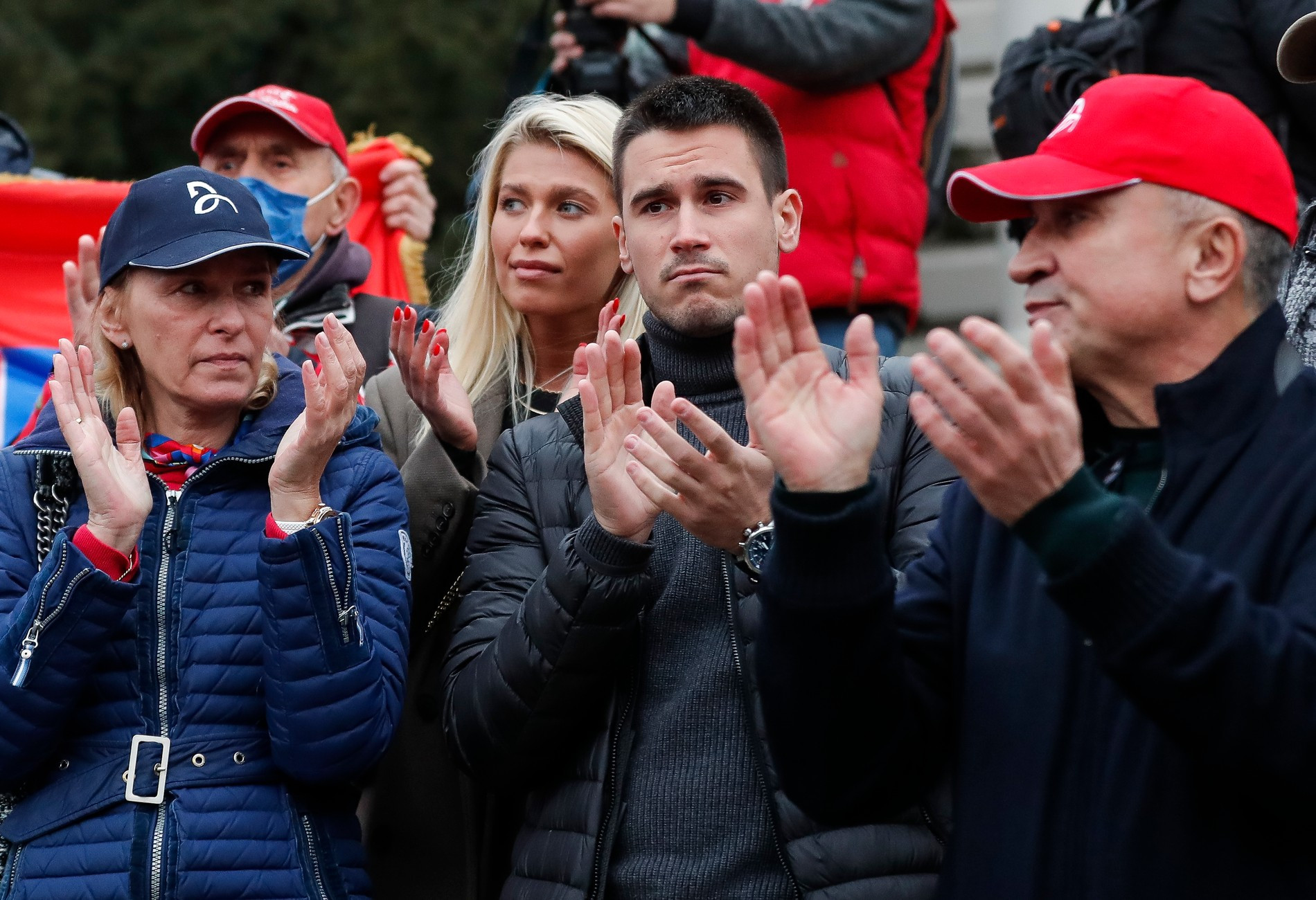 Мать, брат и отец Новака Джоковича на митинге в его защиту
Getty Images