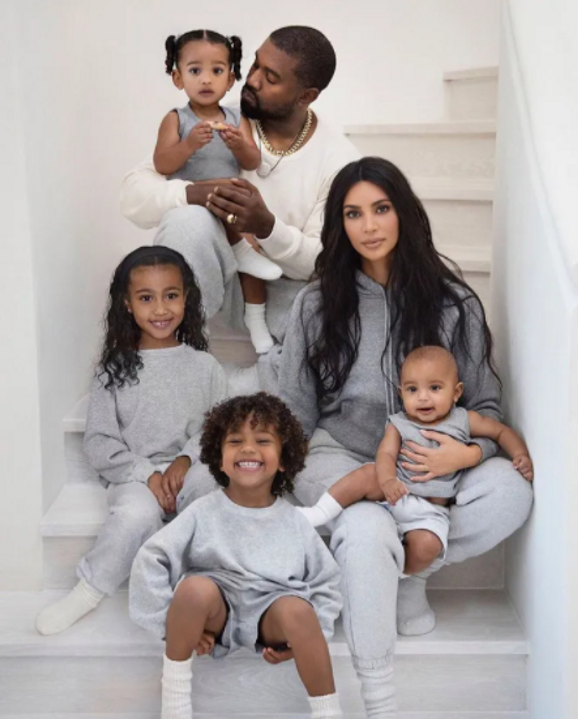 Ким и Канье с детьми
Фото: @kimkardashian