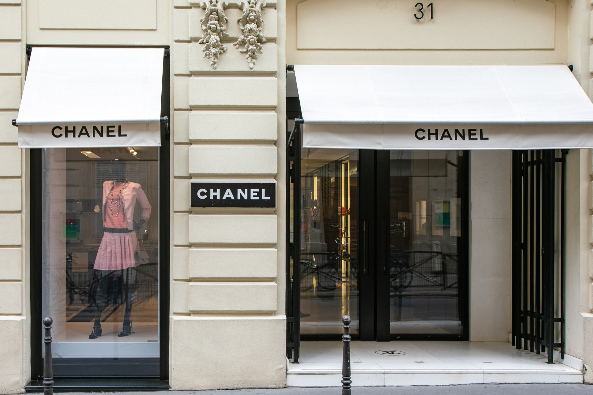 Бутик Chanel в Париже / Getty Images