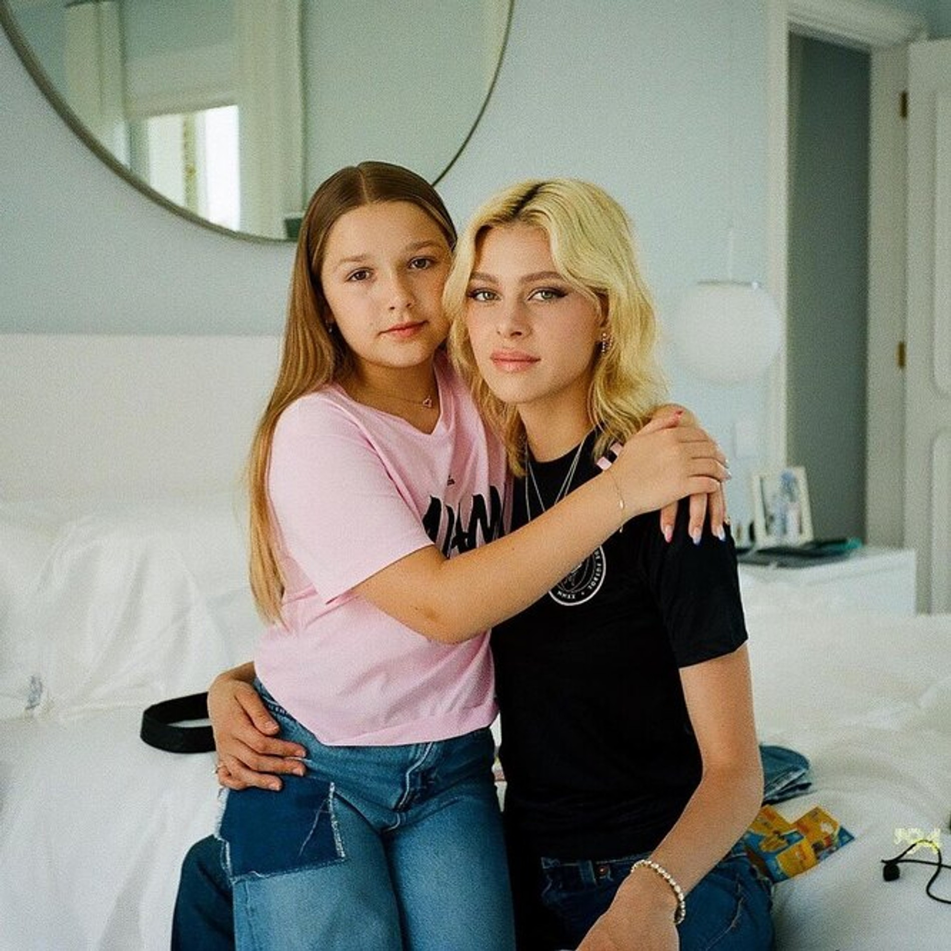 Никола и младшая сестра Бруклина Харпер
Фото: Instagram (запрещен на территории РФ) Бруклина Бекхэма