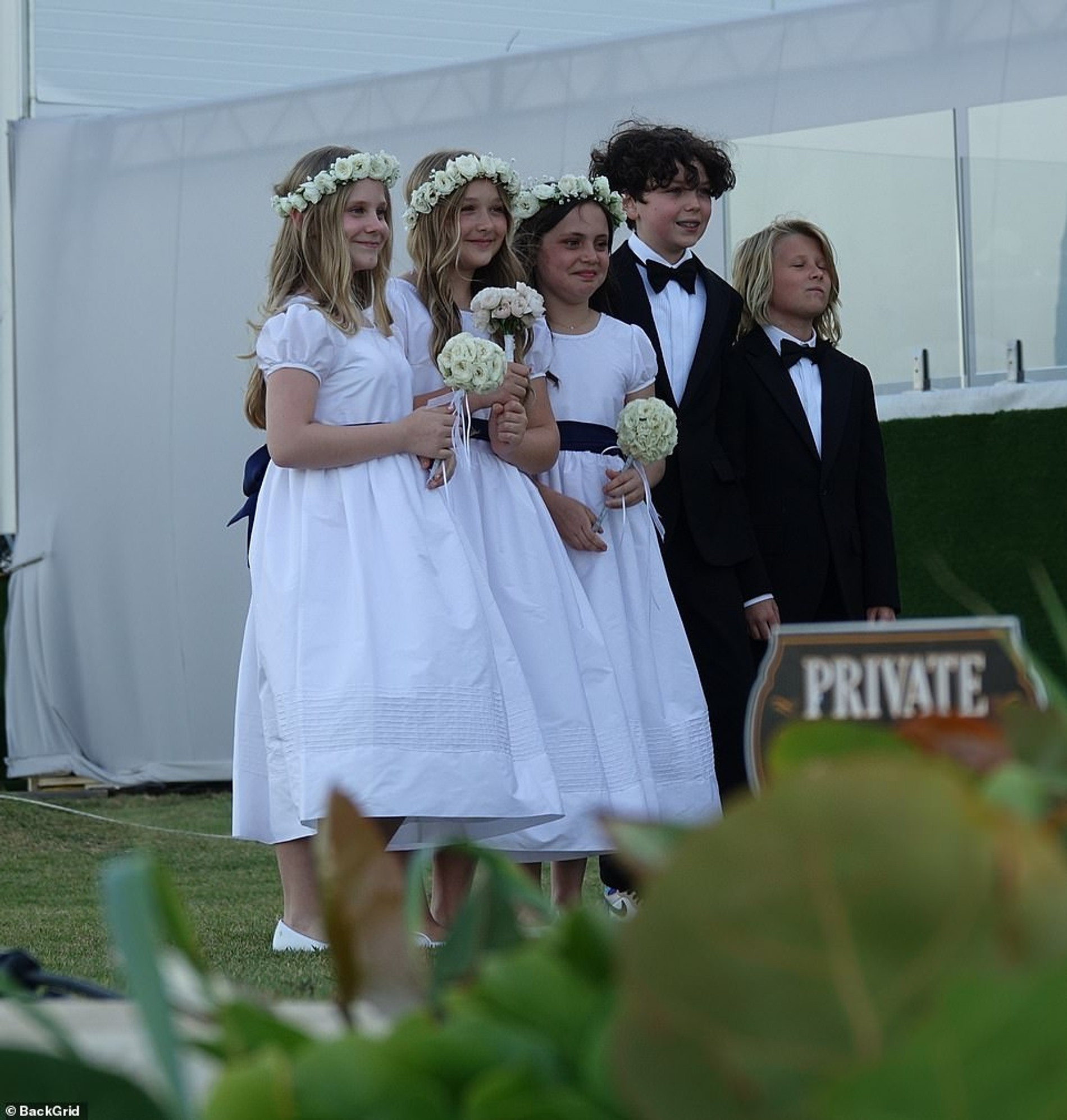 Харпер Бекхэм и другие подружки невесты
Фото: Daily Mail / Backgrid / Mega