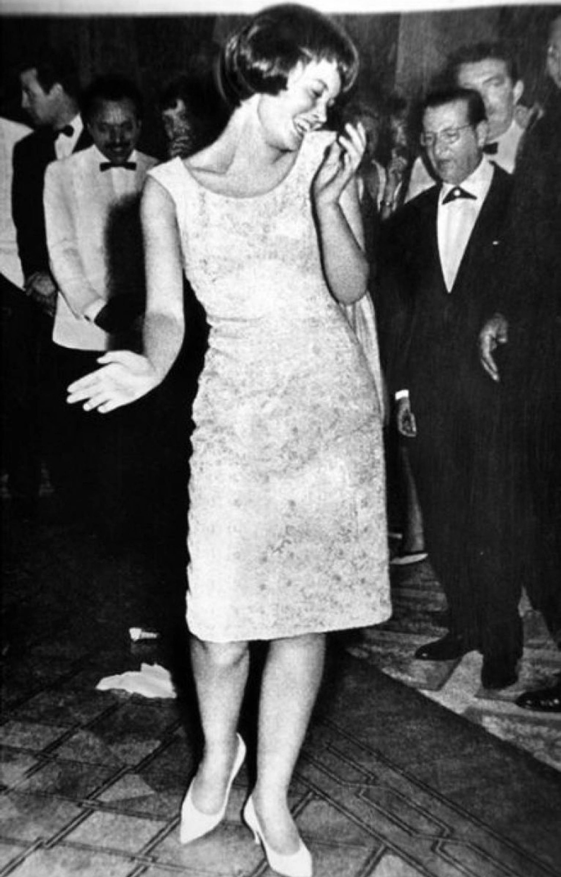 Лариса Лужина танцует твист, 1962