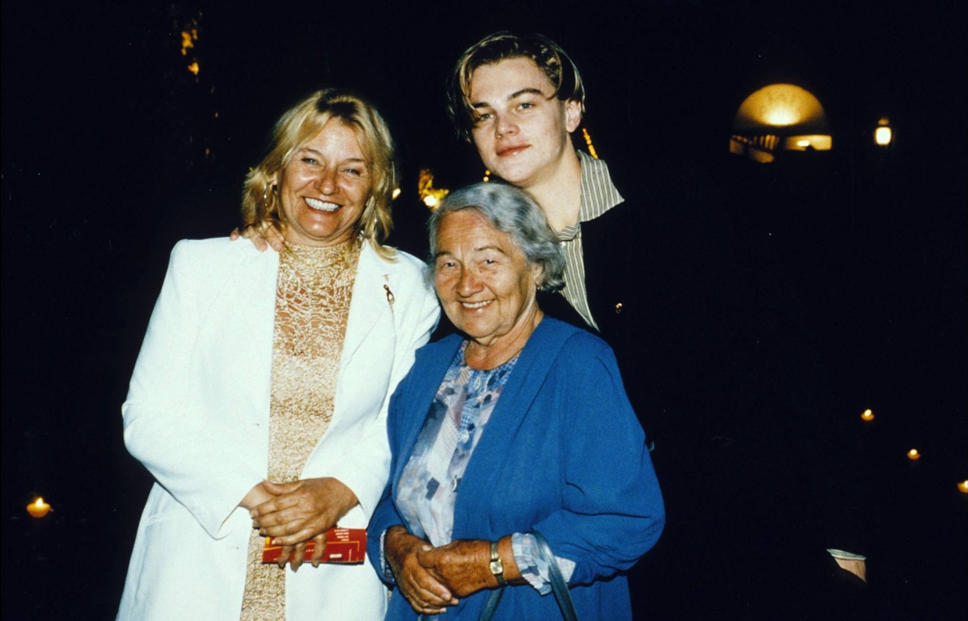 Леонардо Ди Каприо с мамой и бабушкой на вечере amfAR, 1996