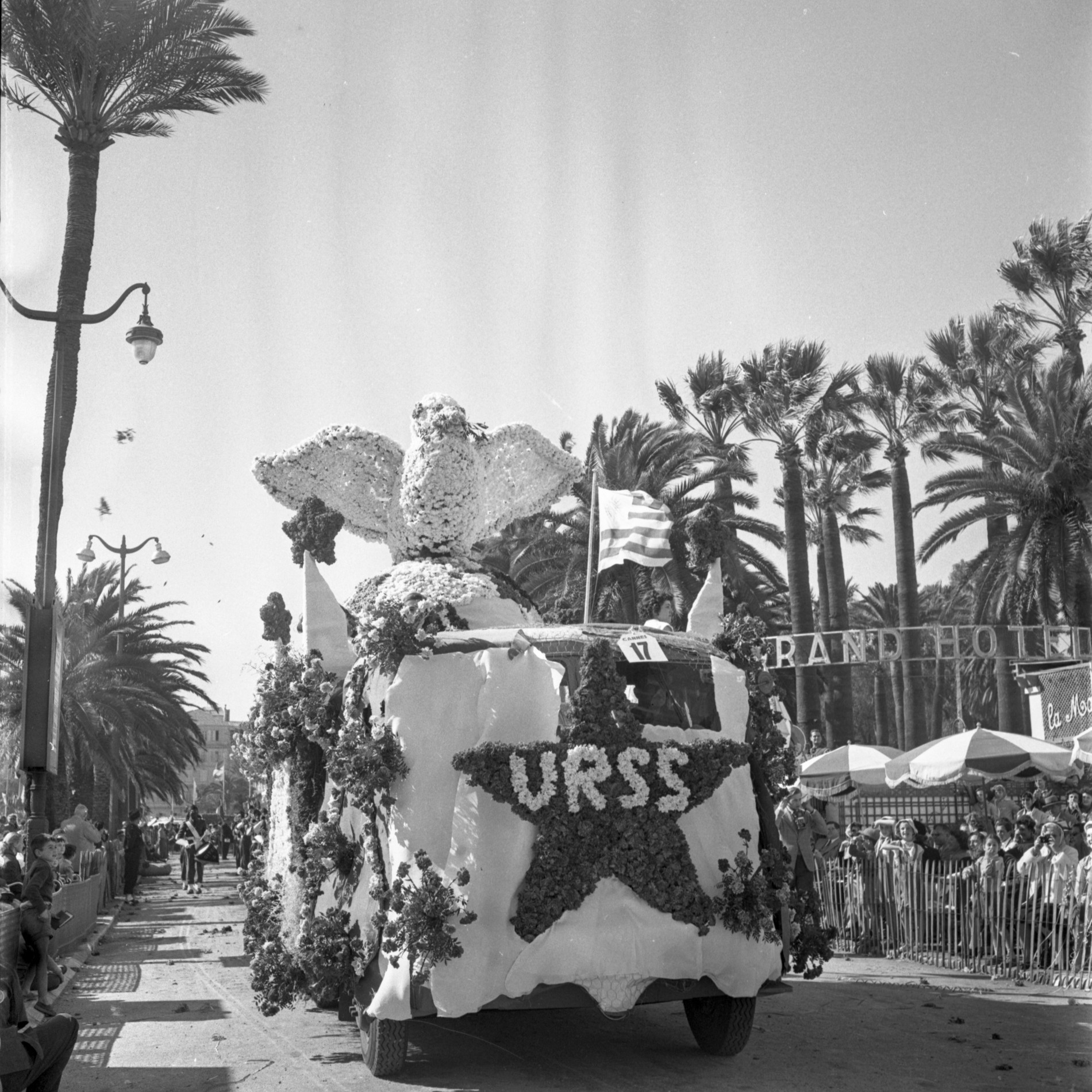 Советская «колесница» на параде цветов — одном из мероприятий в рамках Каннского кинофестиваля