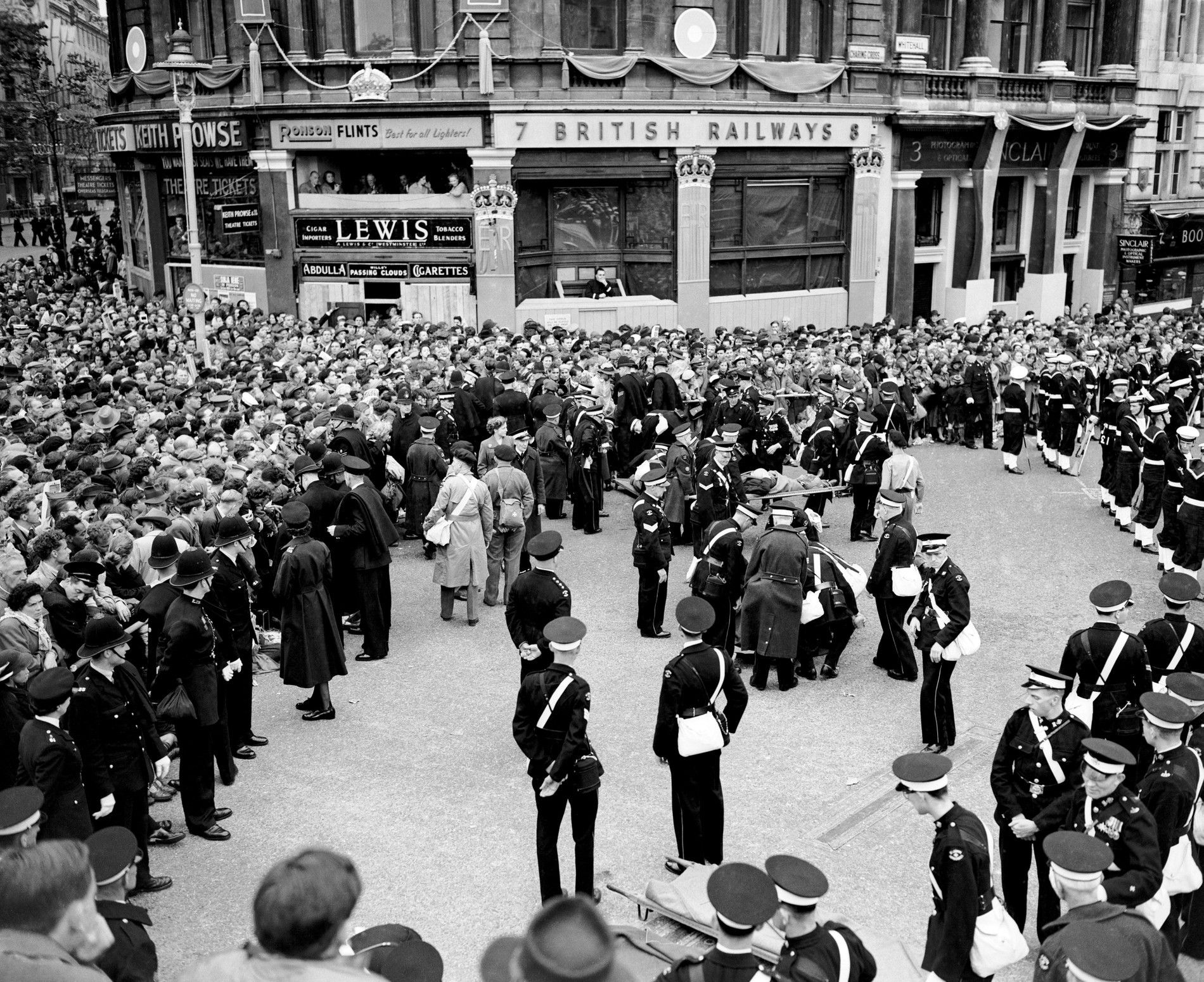 Врачи скорой помощи оказывают помощь людям, потерявшим сознание в процессии в честь коронации Елизаветы ll, 1952 год