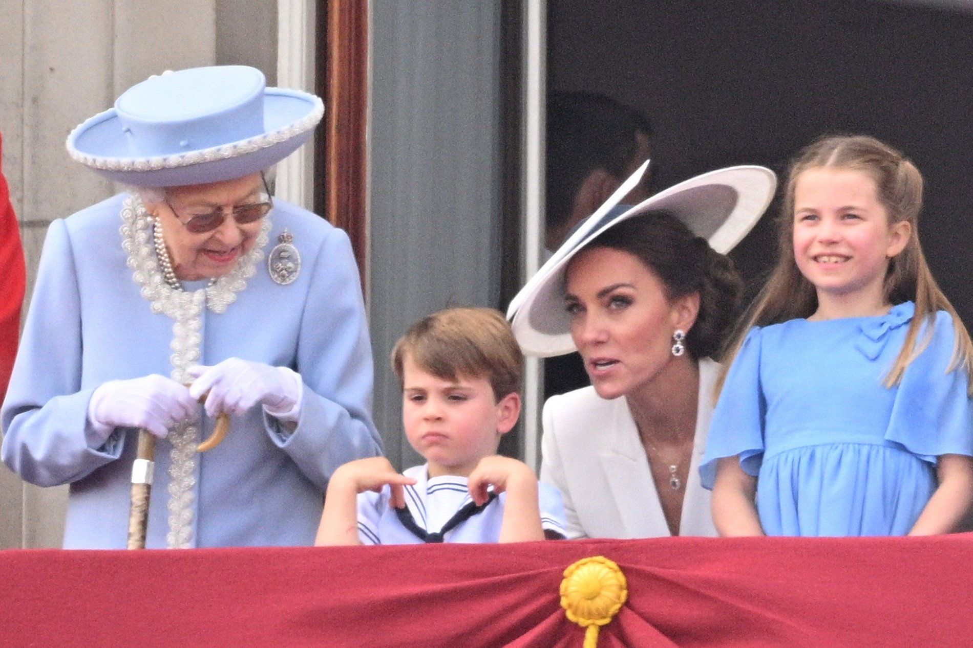 Королева Елизавета, принц Луи, Кейт Миддлтон и принцесса Шарлотта