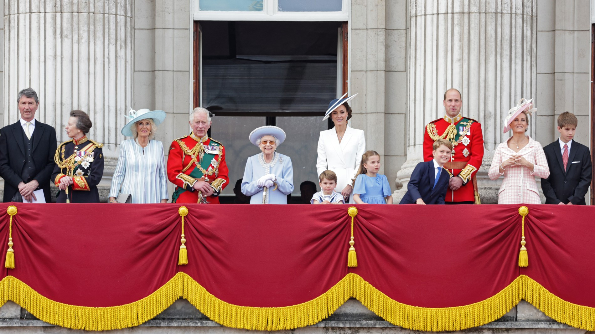Тимоти Лоуренс, принцесса Анна, Камилла, принц Чарльз, Королева, принц Луи, герцогиня Кембриджская, принцесса Шарлотта, принц Джордж, принц Вильям и Софи, графиня Уэссекская