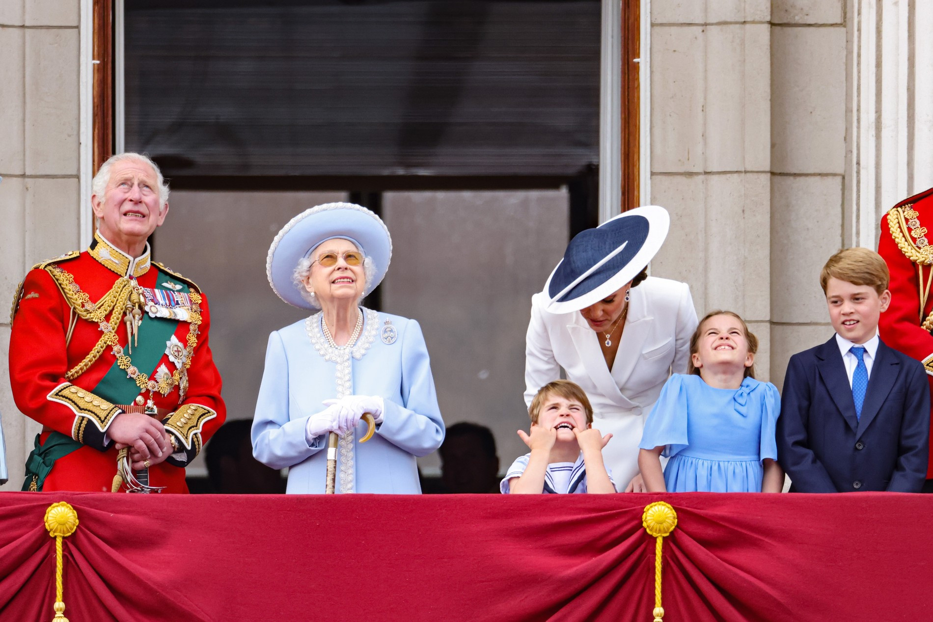 Принц Чарльз, Королева, Кейт Миддлтон с детьми