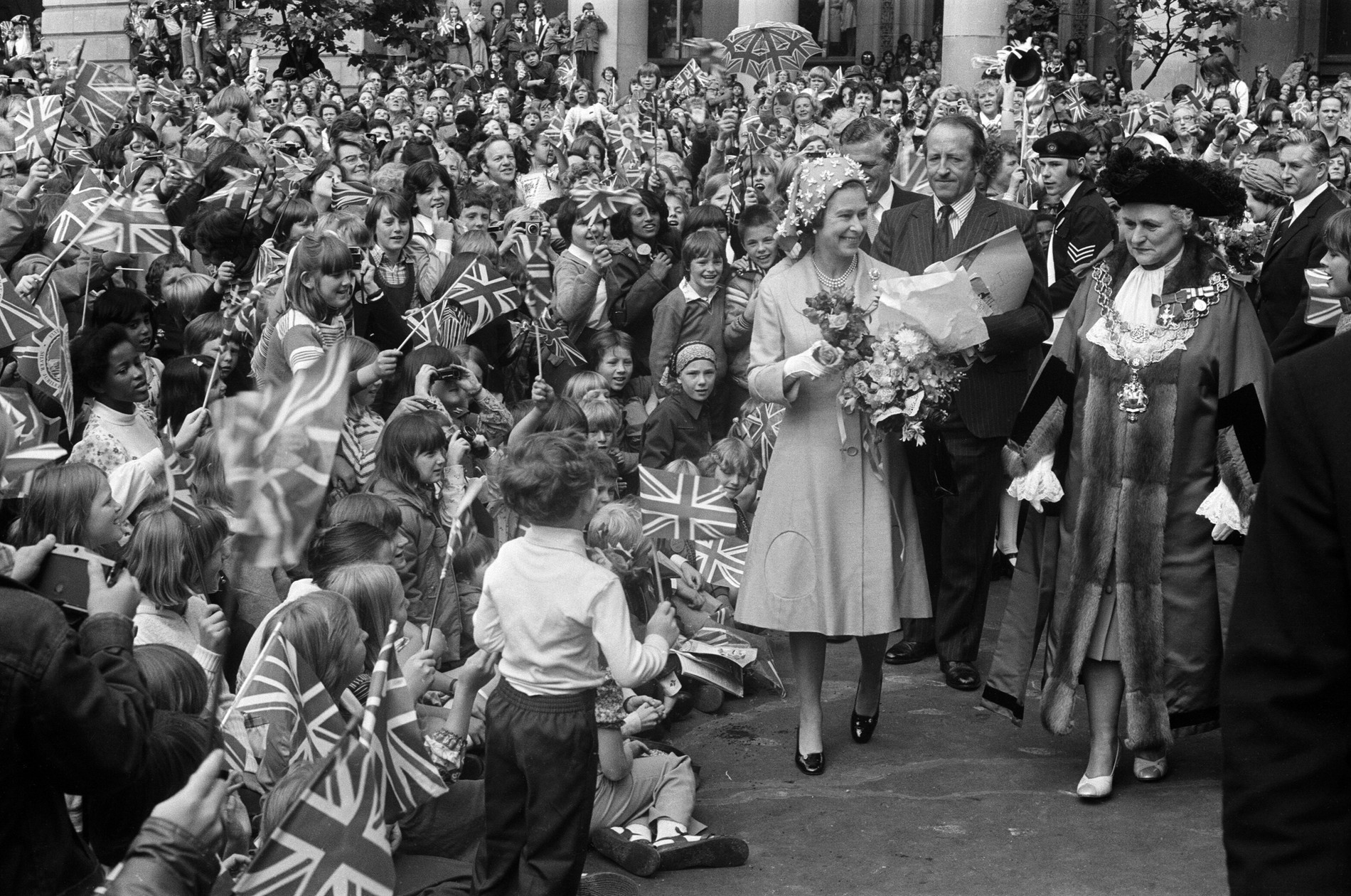 Жители Бирмингема встречают королеву, 1977 год