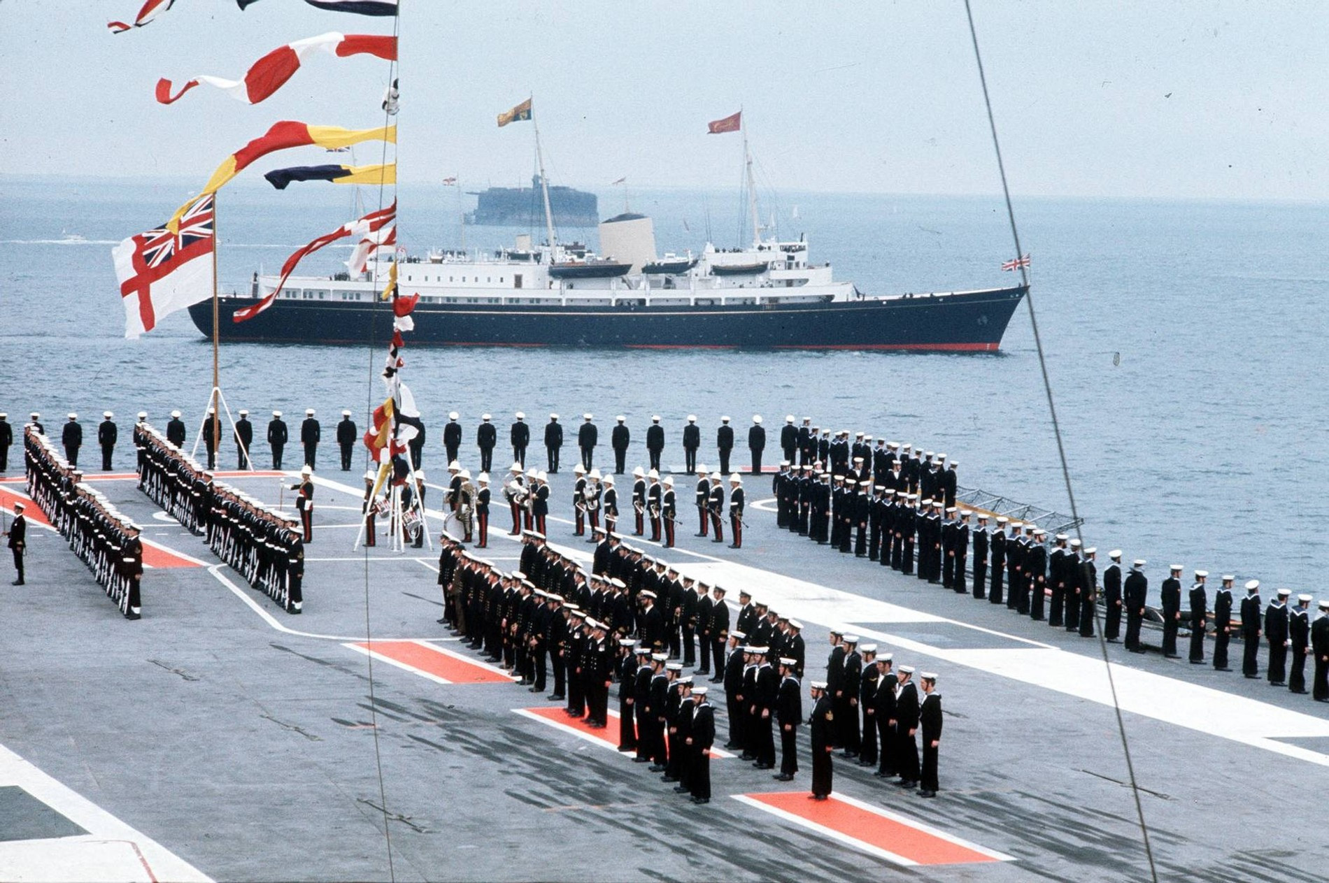 Флот провожает королевскую яхту «Британия» в юбилейный тур по Англии, 1977 год