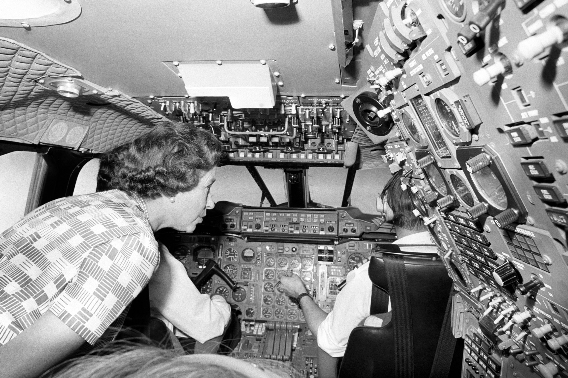 Елизавета в кабине пилотов сверхзвукового самолета «Конкорд» на пути с Барбадоса, 1977 год