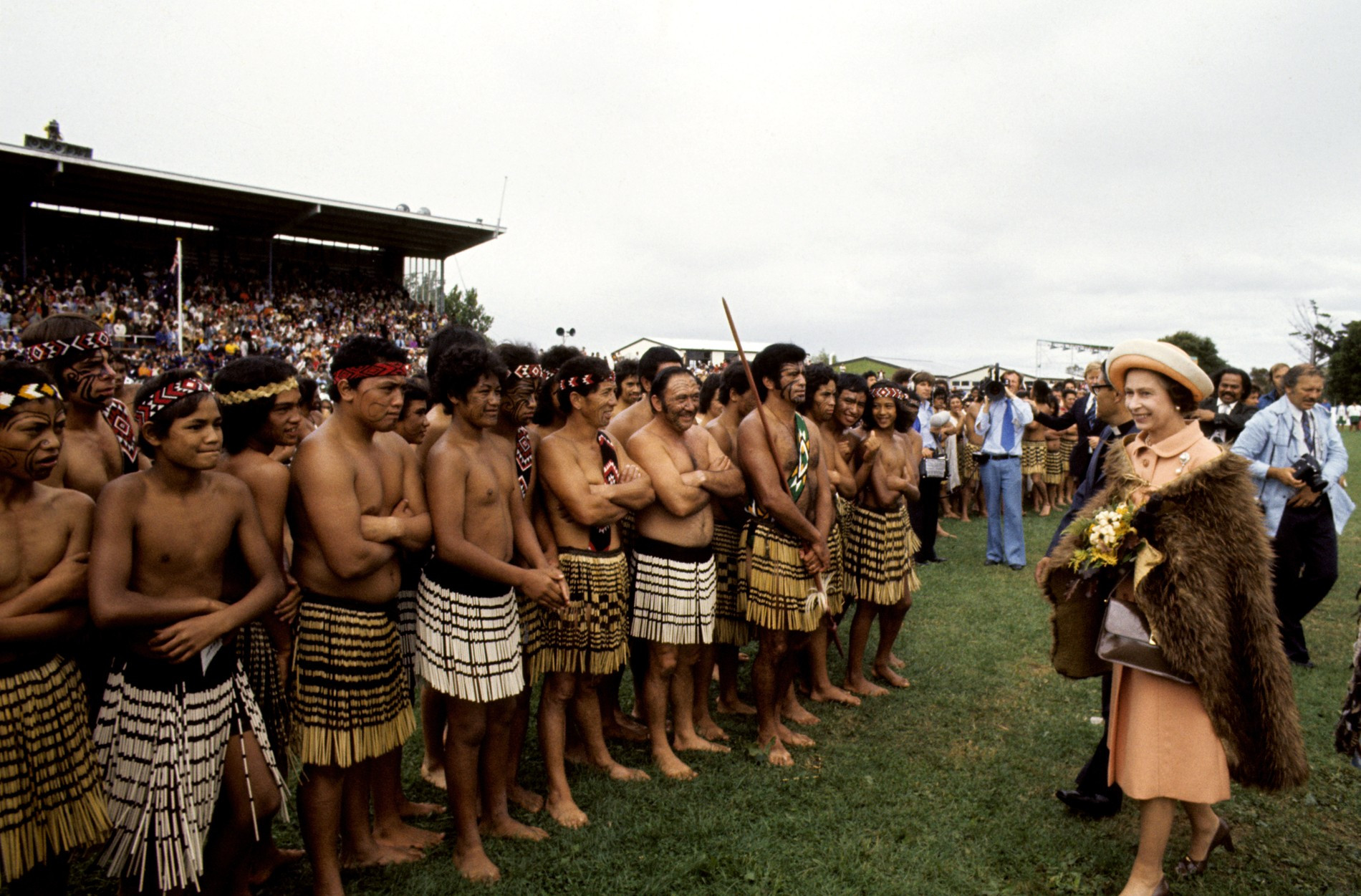 Королева и коренные жители Новой Зеландии — маори, 1977 год