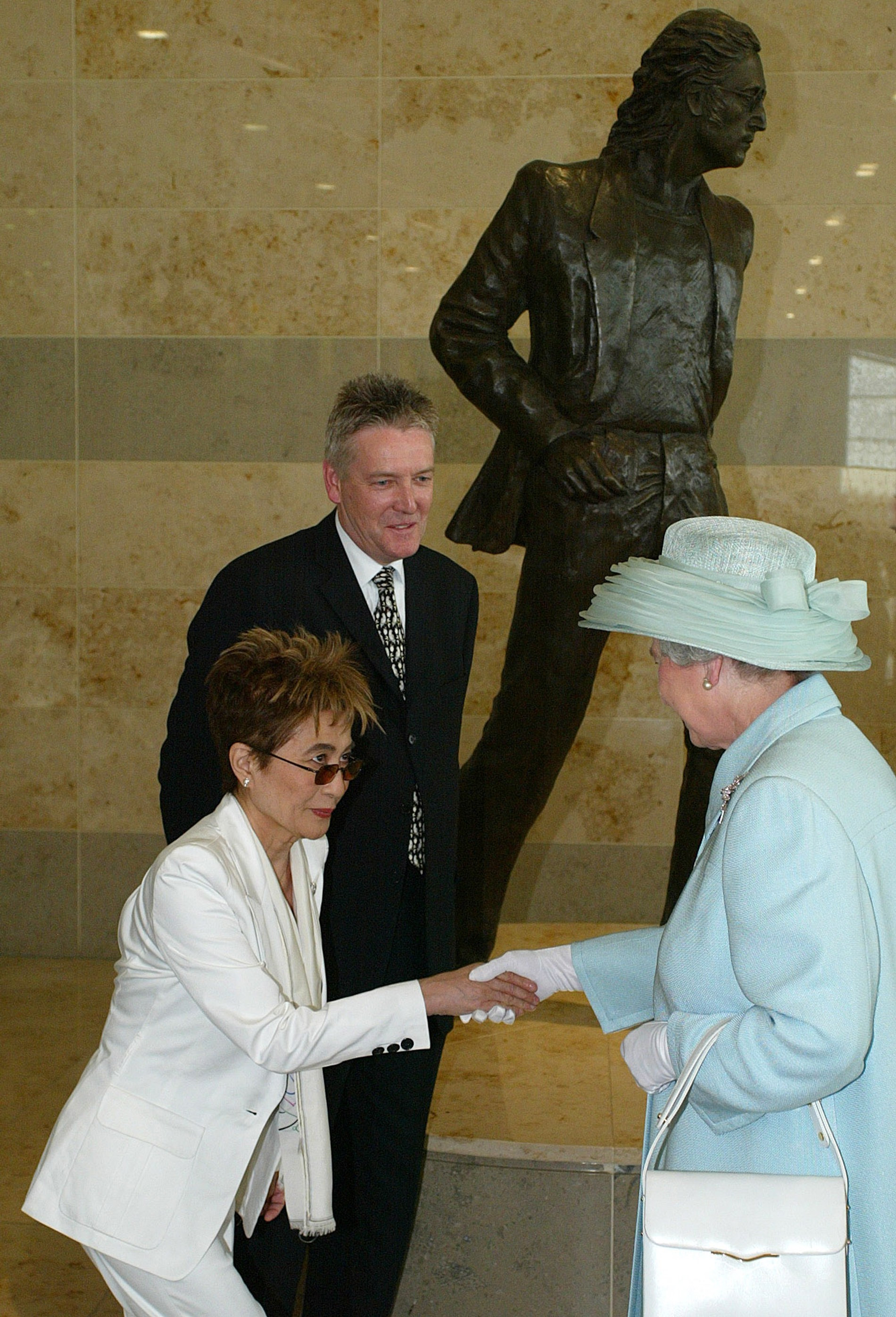 Йоко Оно и Ее Величество у статуи Джону Леннону, 2002 год