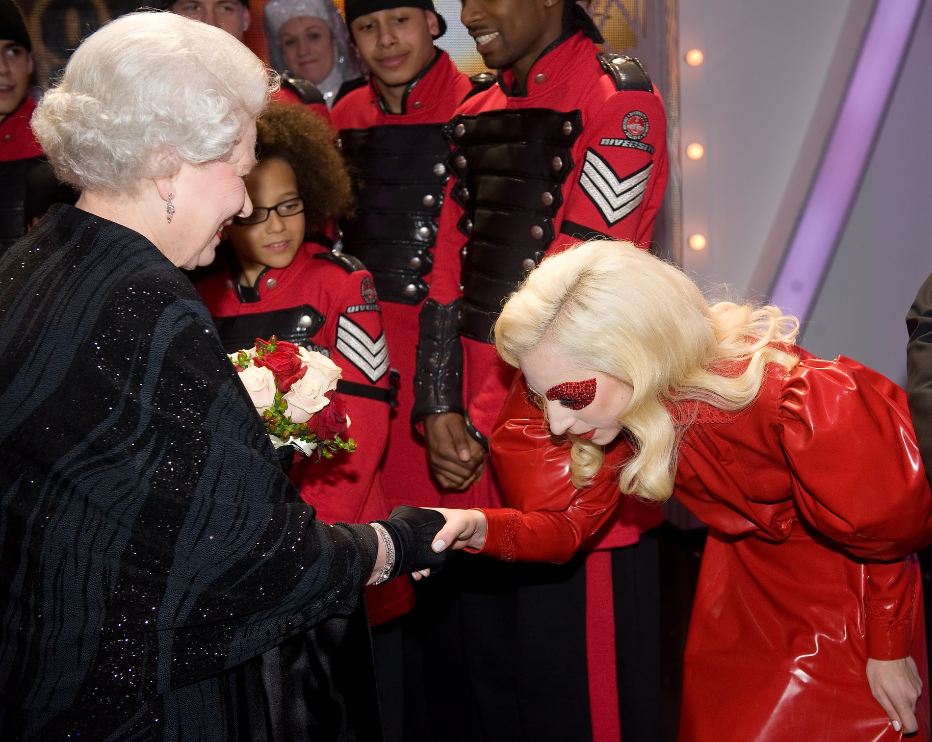 Елизавета II и Леди Гага, 2009 год