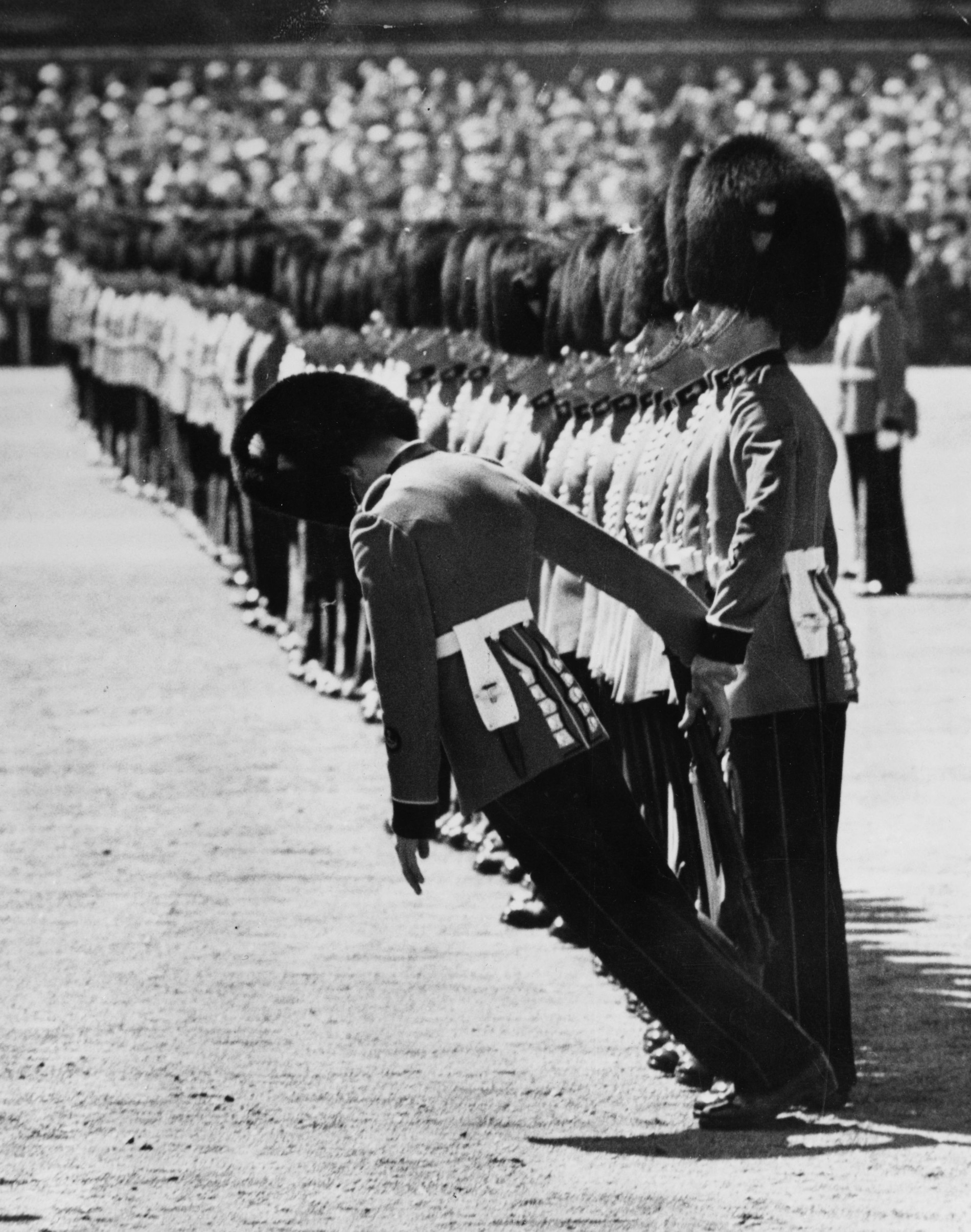 Гвардеец потерял сознание во время церемонии Trooping of the Color, 1957 год