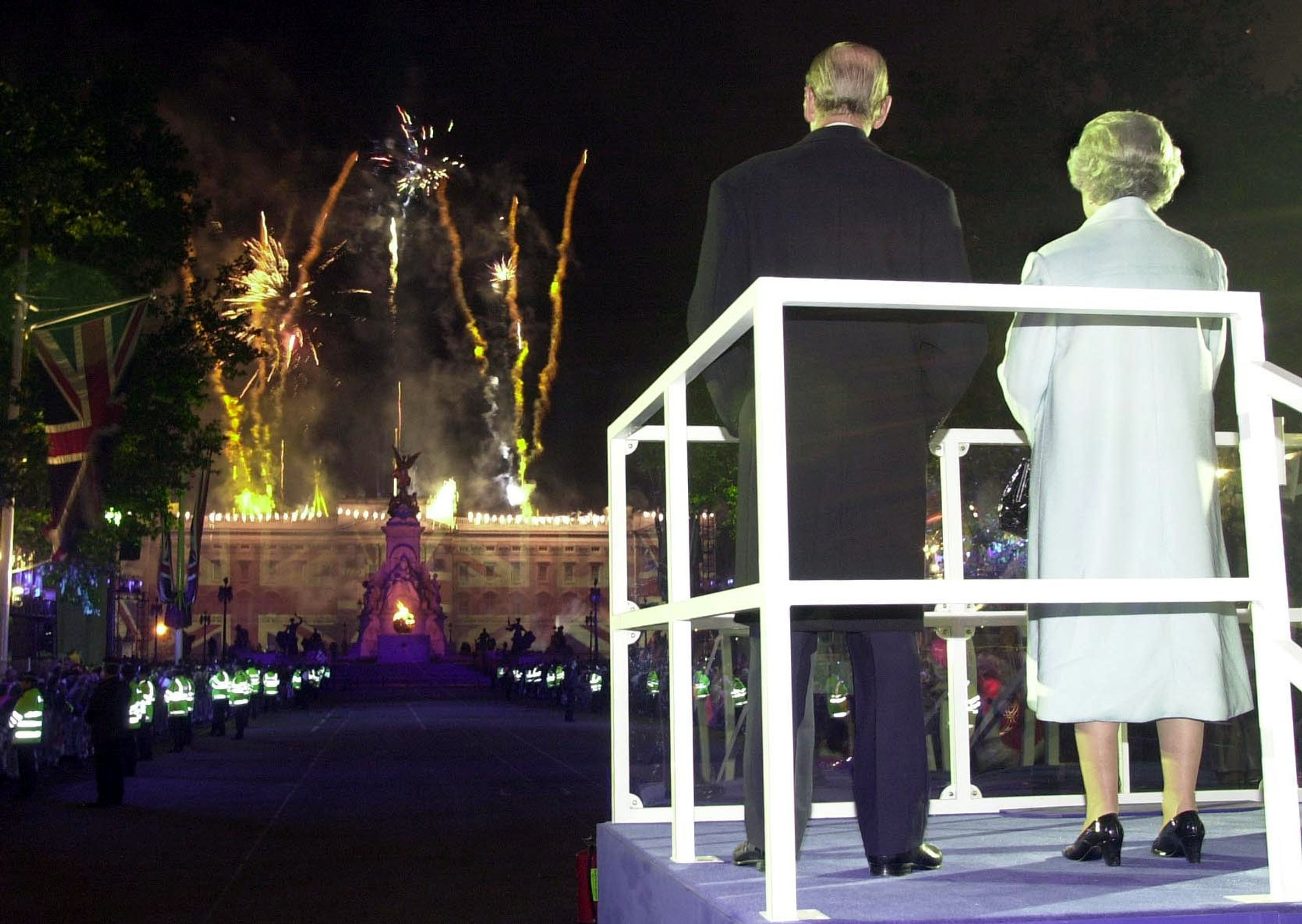 Принц Филипп и Елизавета ll наблюдают за салютом в честь юбилея, 2002 год