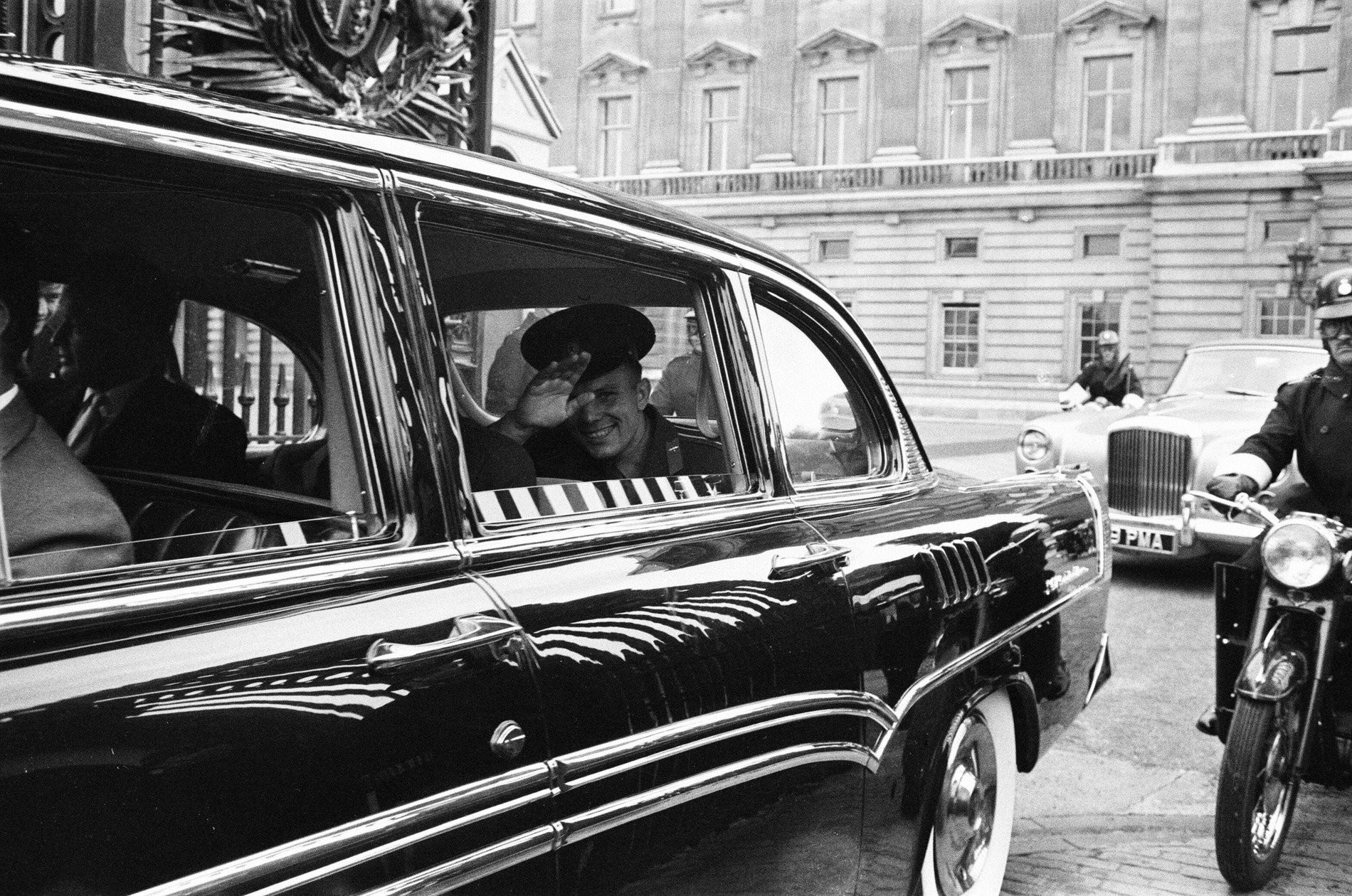 Юрий Гагарин покидает Букингемский дворец, 1961 год