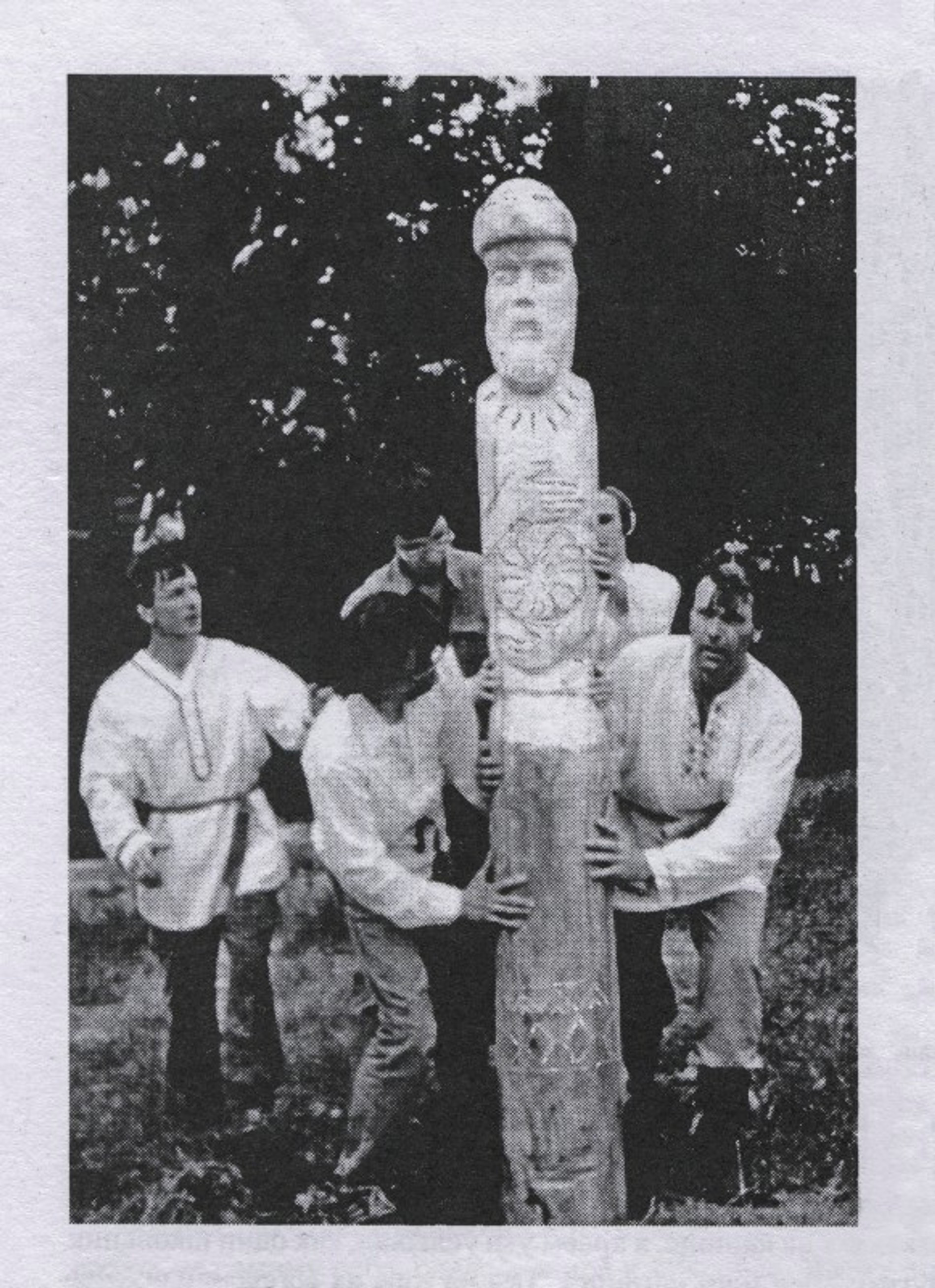 Возведение статуи Даджьбога в парке «Царицыно», 1997 год. Источник: vladimirdar.livejournal.com