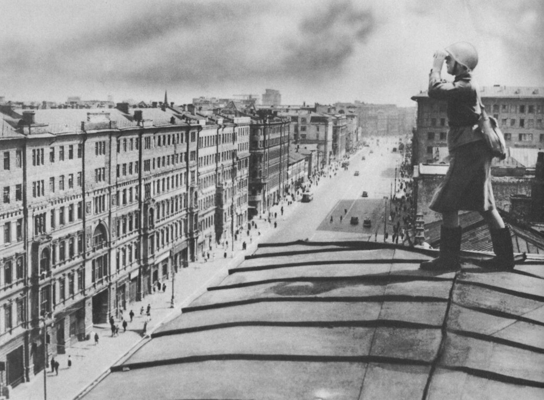 Девушка-наблюдатель московской противовоздушной обороны, 1941 г. Источник: foto-history.livejournal.com