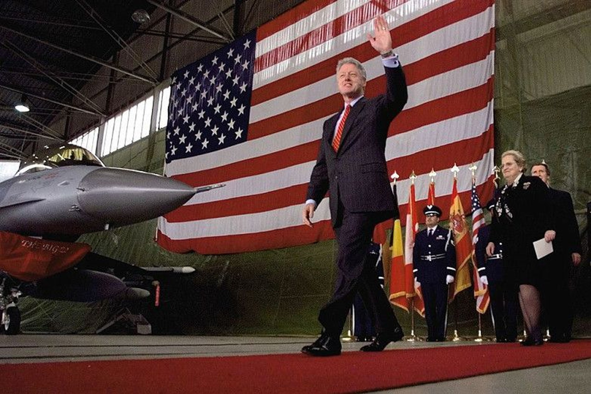 Президент США Билл Клинтон на авиабазе США в Германии, 1999