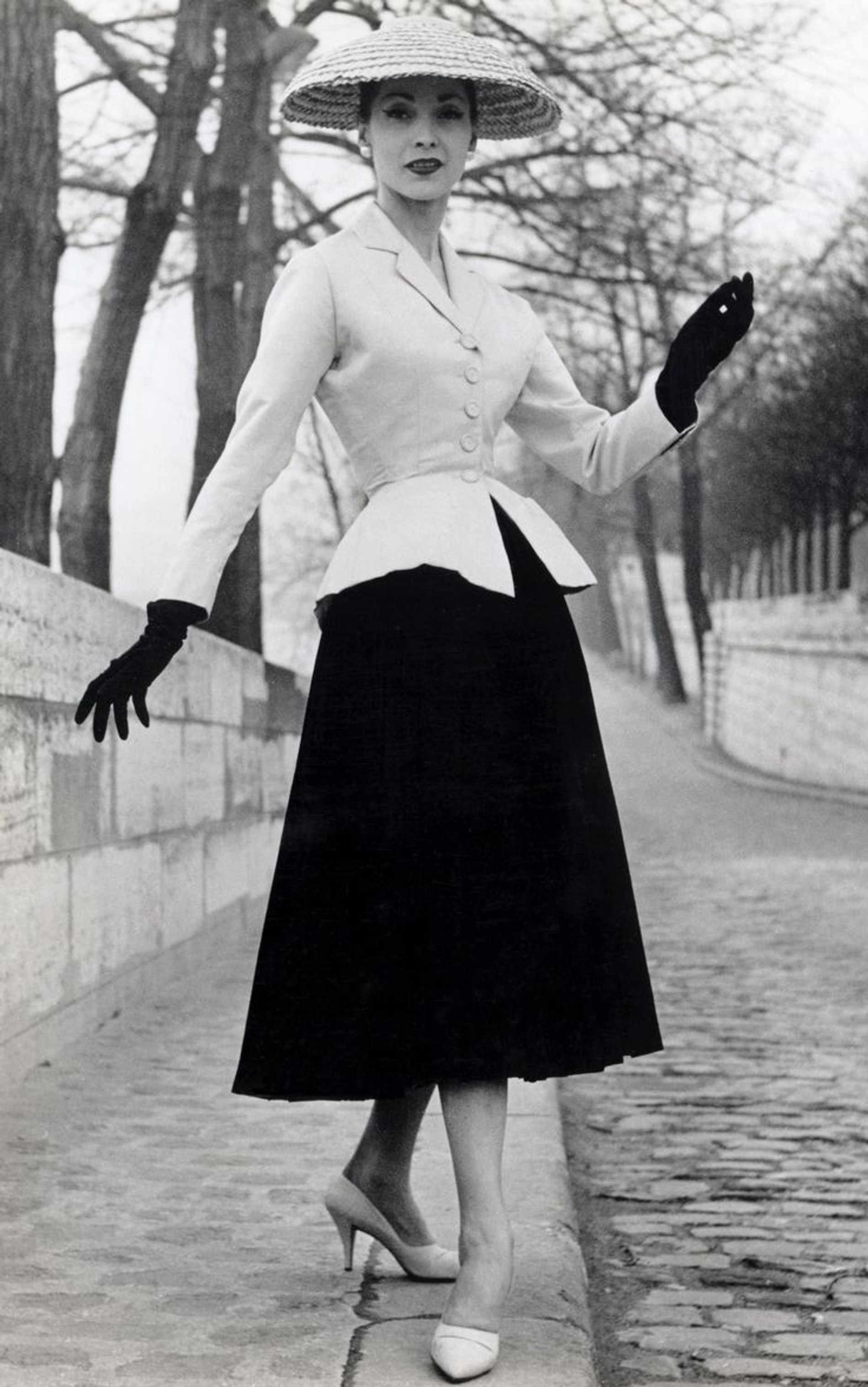 Модель в комплекте «Bar Suit» из коллекции New Look Кристиана Диора, 1947 год. Источник: архив автора