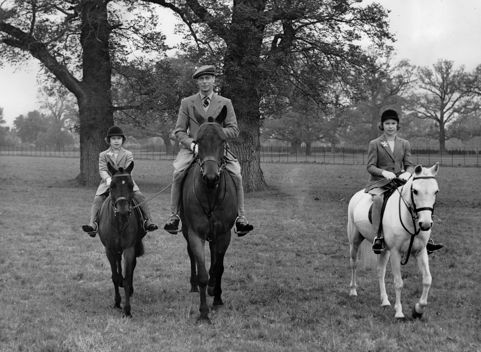 Король Георг VI с принцессой Елизаветой и принцессой Маргарет, 1938 год Фото: Getty Images