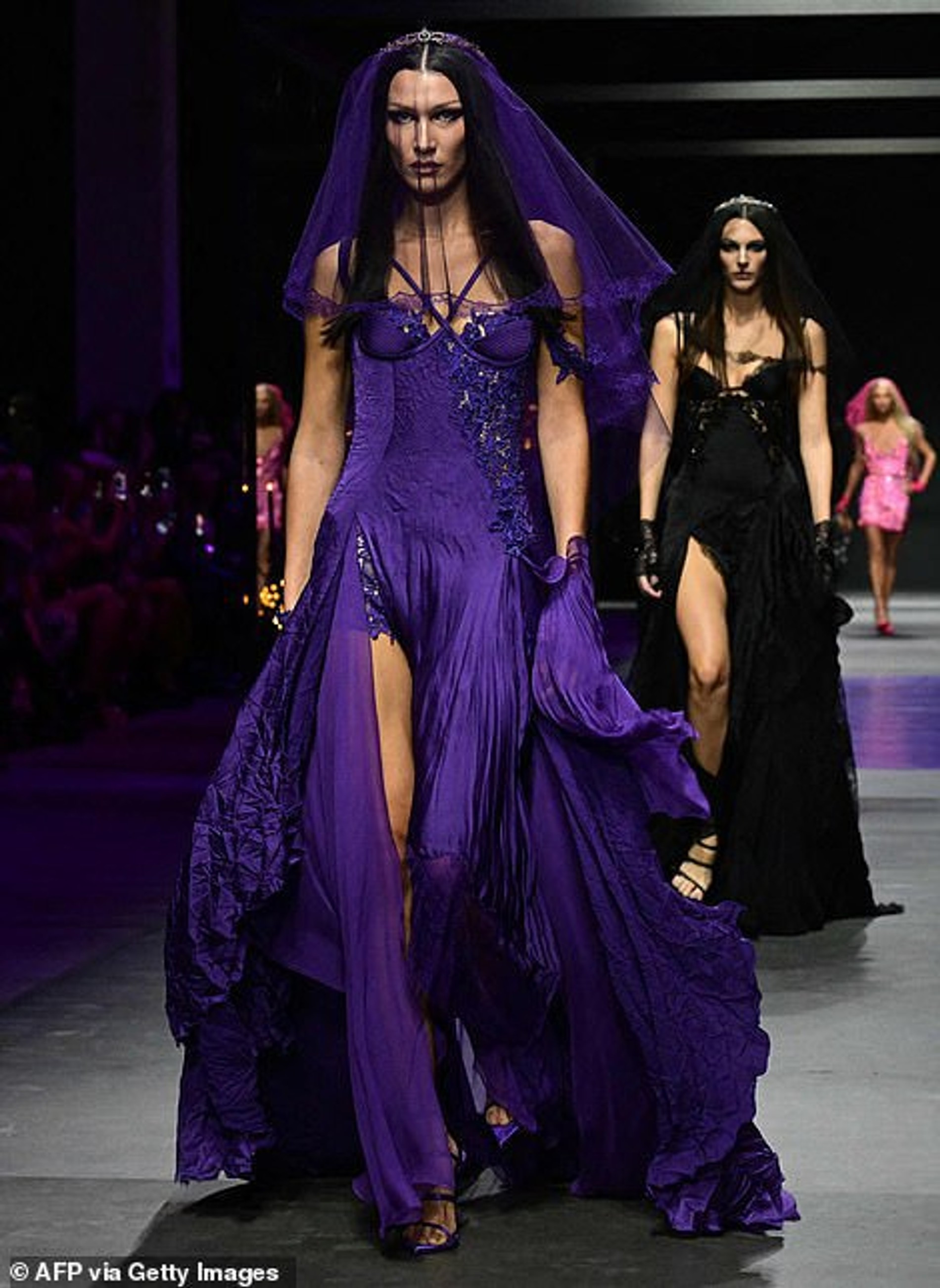 Белла Хадид на показе Versace
Фото: Daily Mail