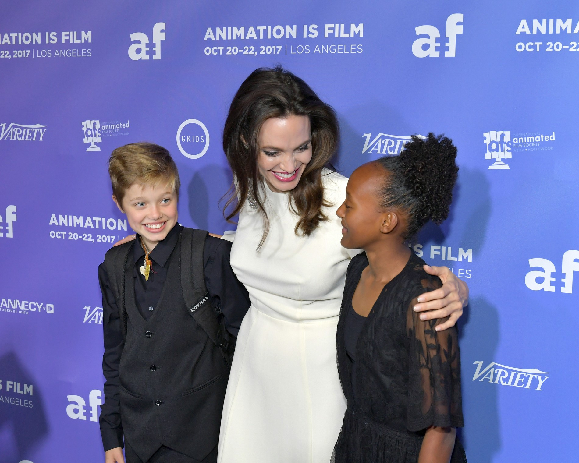 Джоли с детьми, 2017 год. Фото: Getty Images