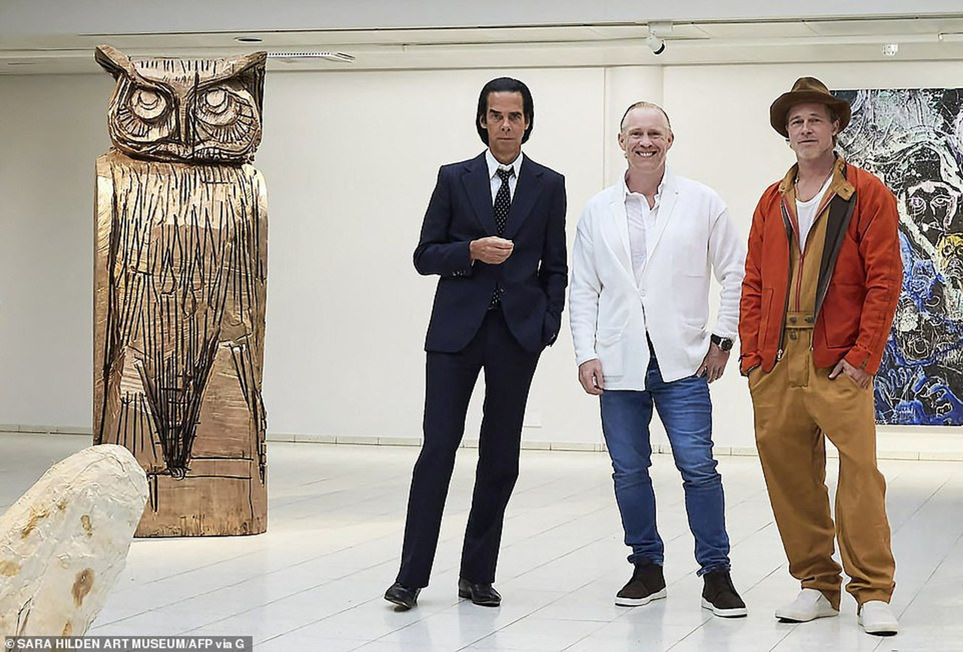 Ник Кейв, Томас Хаусаго и Брэд Питт на выставке в Тампере 
Фото: AFP