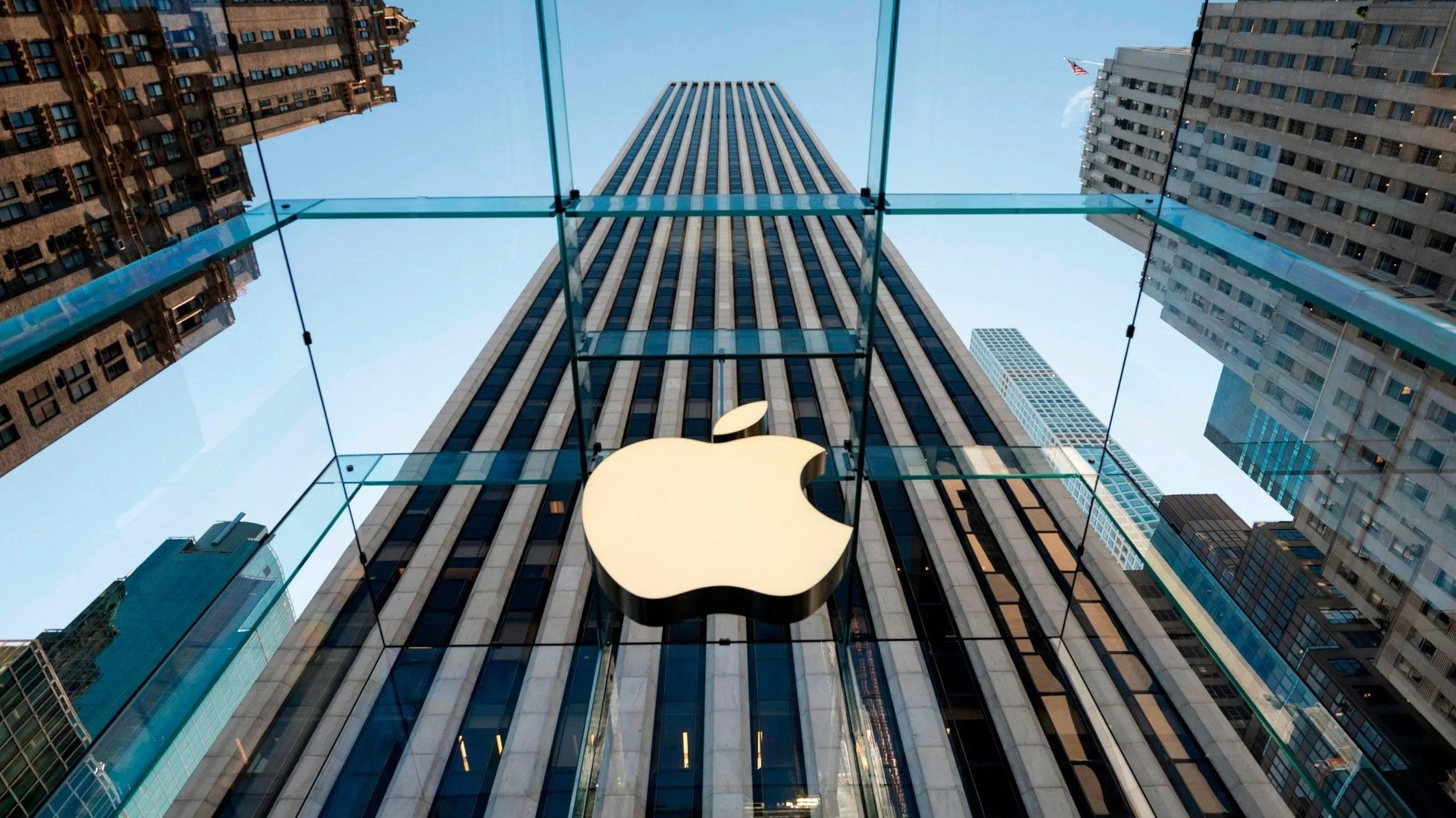 Логотип компании Apple над входом в здание в Нью-Йорке, США. Архивное фото
Фото: Getty Images