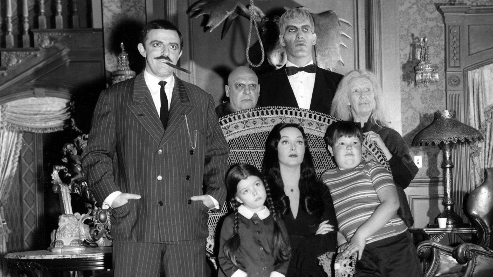 Групповое фото в костюмах семейки Аддамс. 
Источник: архив пресс-службы